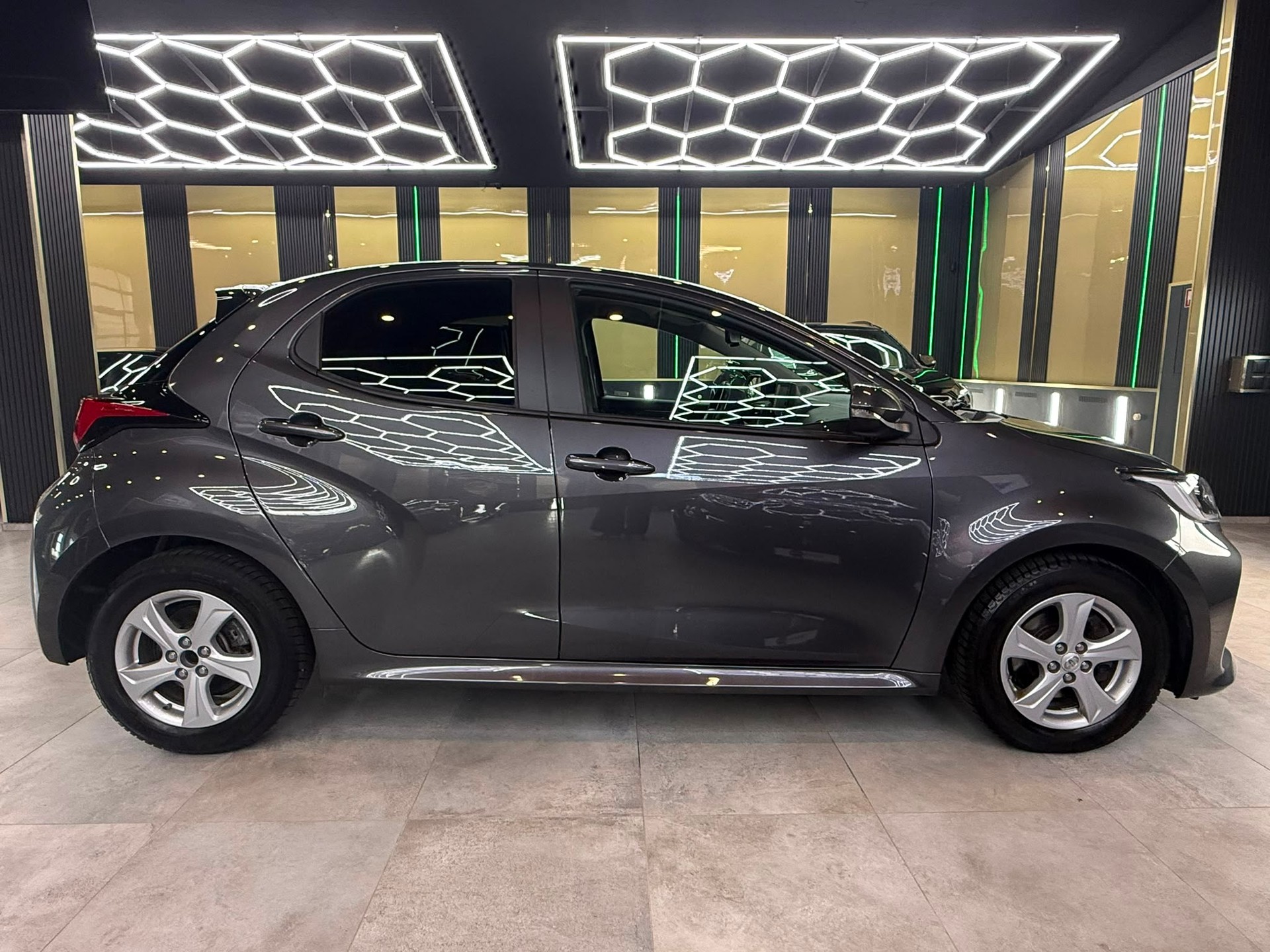 TOYOTA Yaris 1.5 Trend e-CVT-showroom-element-3