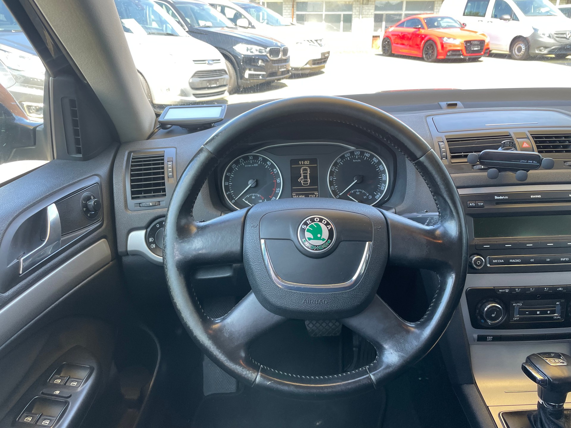 SKODA Octavia Combi 2.0 TDI Ambiente DSG-image-9