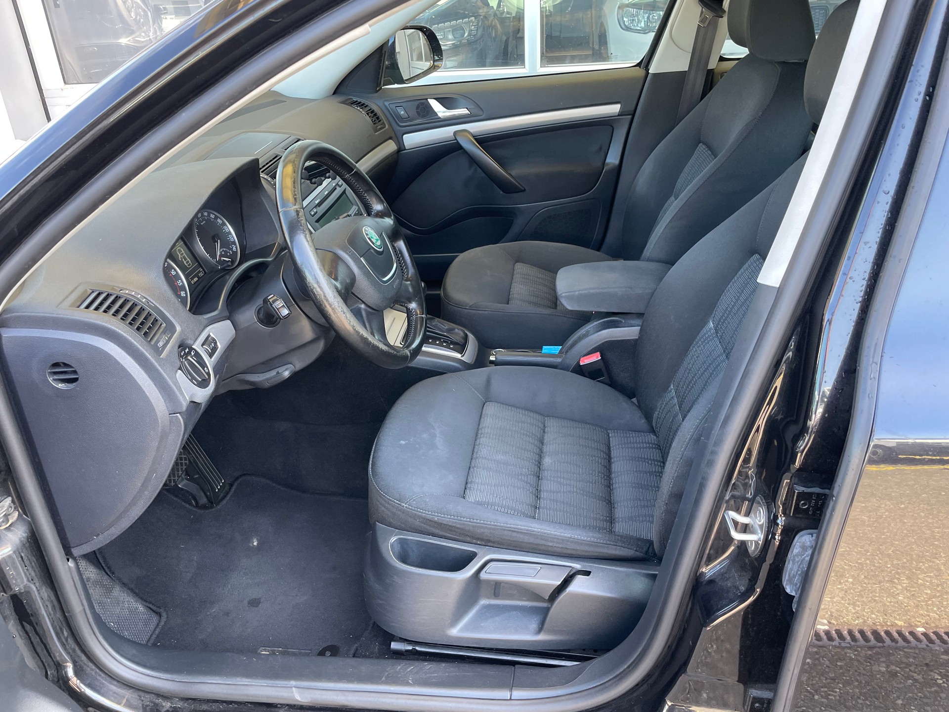 SKODA Octavia Combi 2.0 TDI Ambiente DSG-image-10