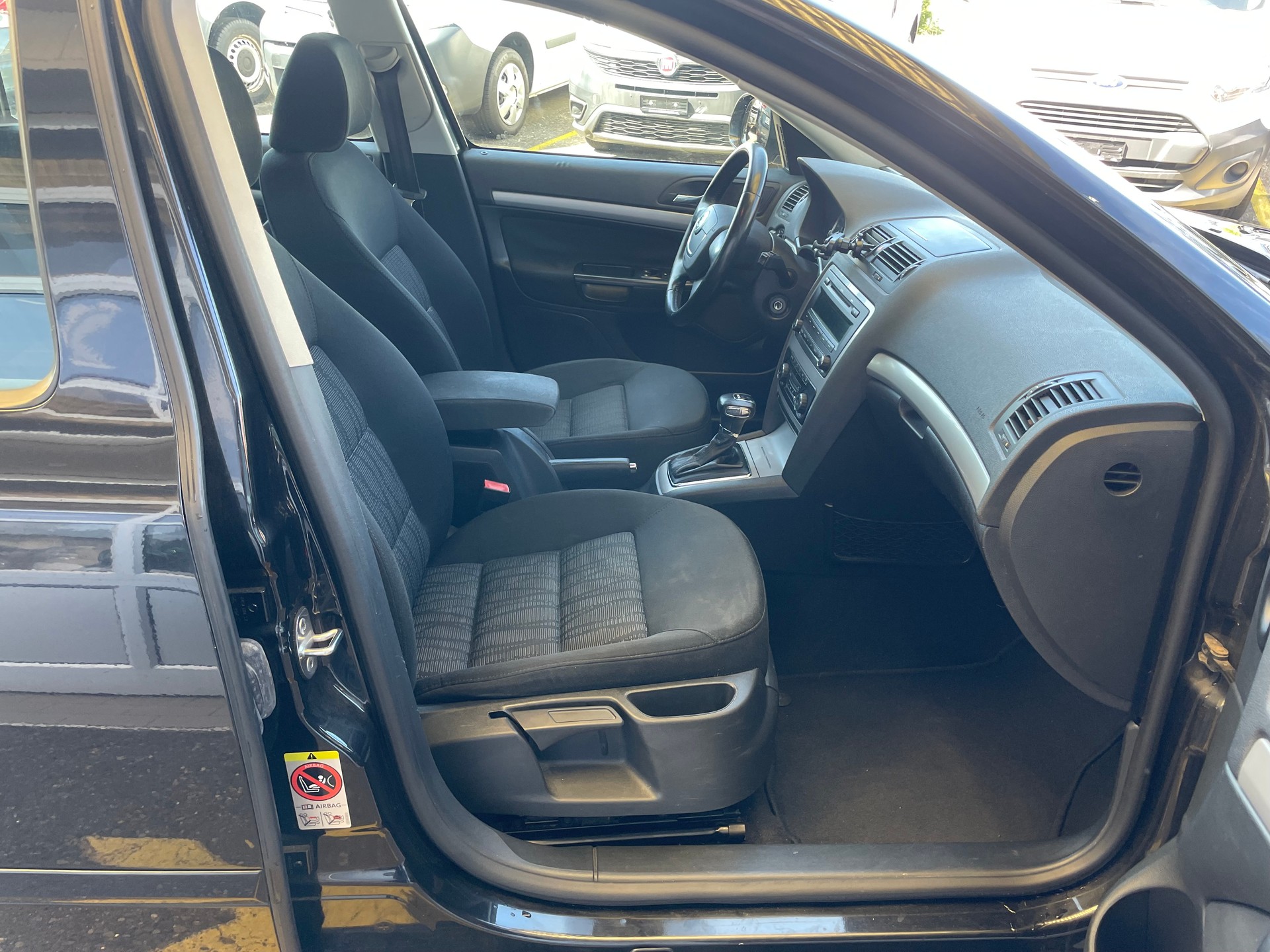 SKODA Octavia Combi 2.0 TDI Ambiente DSG-image-11