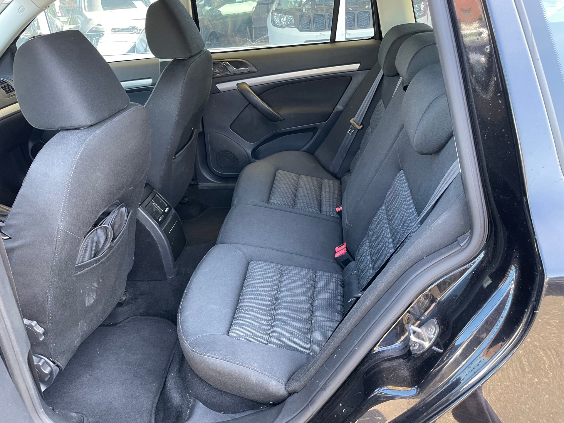 SKODA Octavia Combi 2.0 TDI Ambiente DSG-image-12