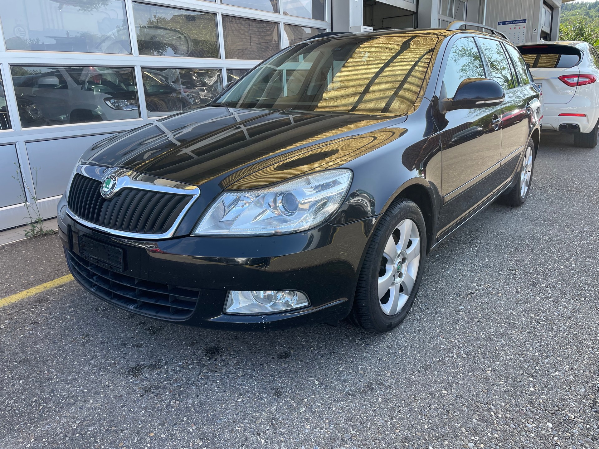 SKODA Octavia Combi 2.0 TDI Ambiente DSG-image-2