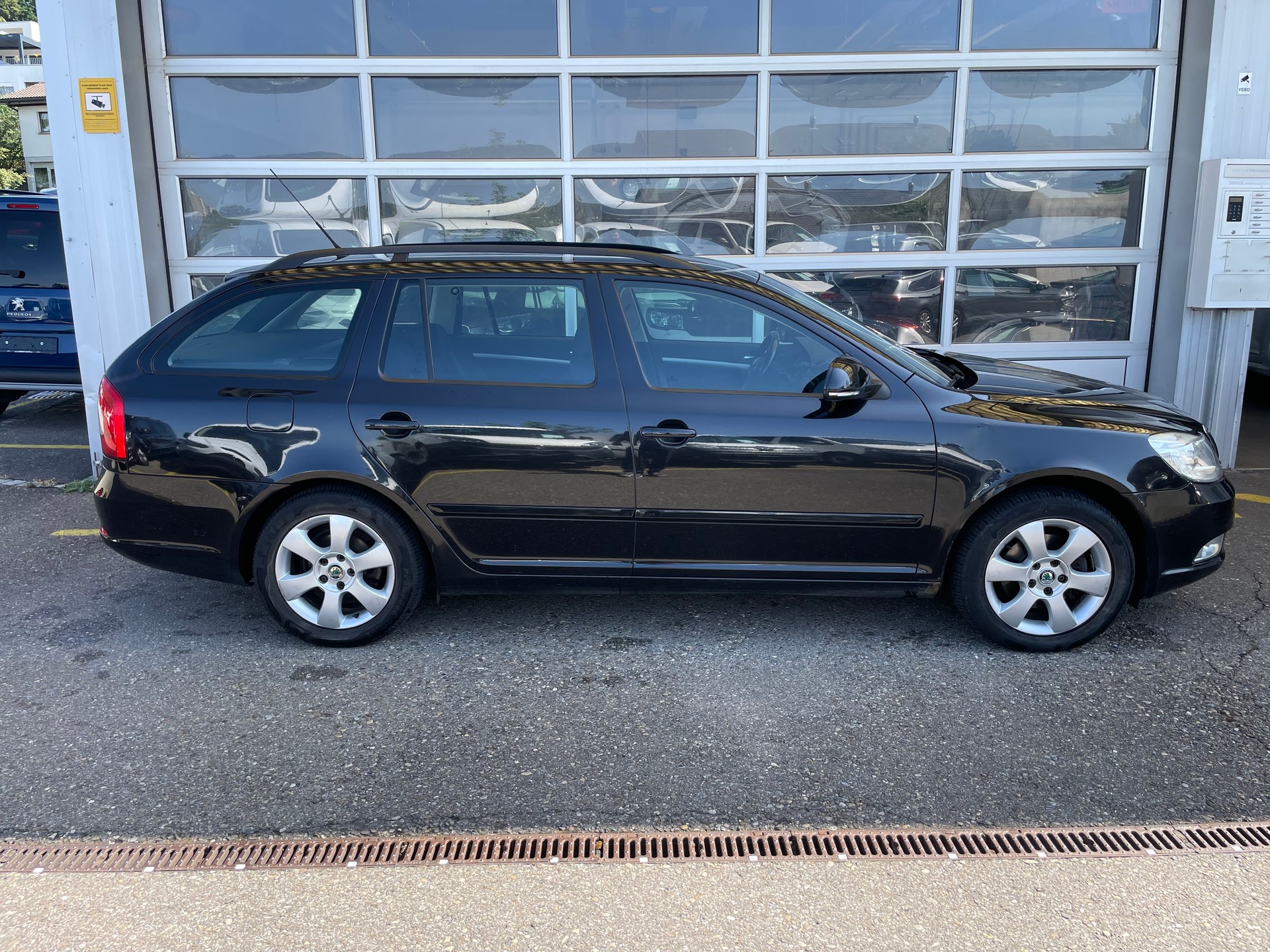 SKODA Octavia Combi 2.0 TDI Ambiente DSG-image-4