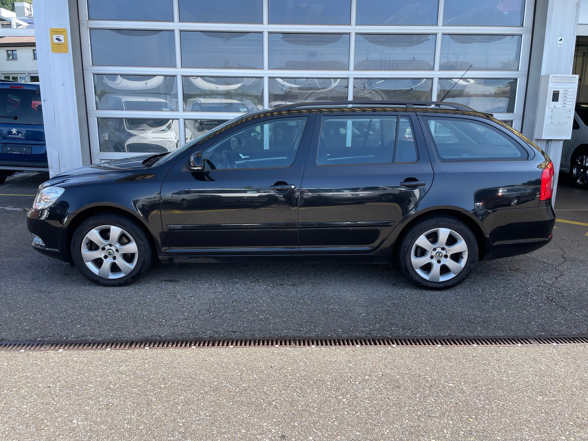 SKODA Octavia Combi 2.0 TDI Ambiente DSG-image-3