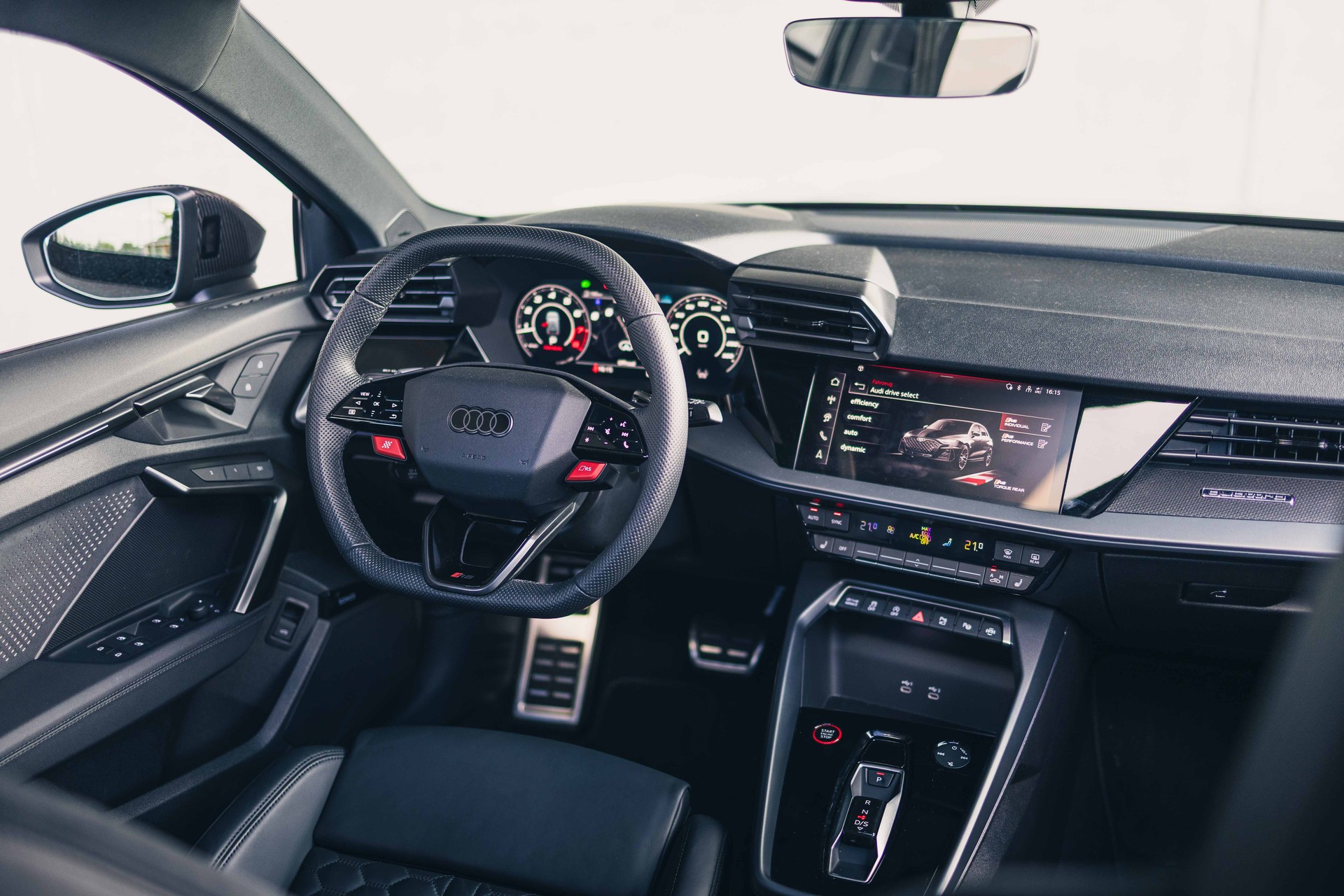 AUDI RS3 Sportback 2.5 TSI quattro S-tronic-image-23