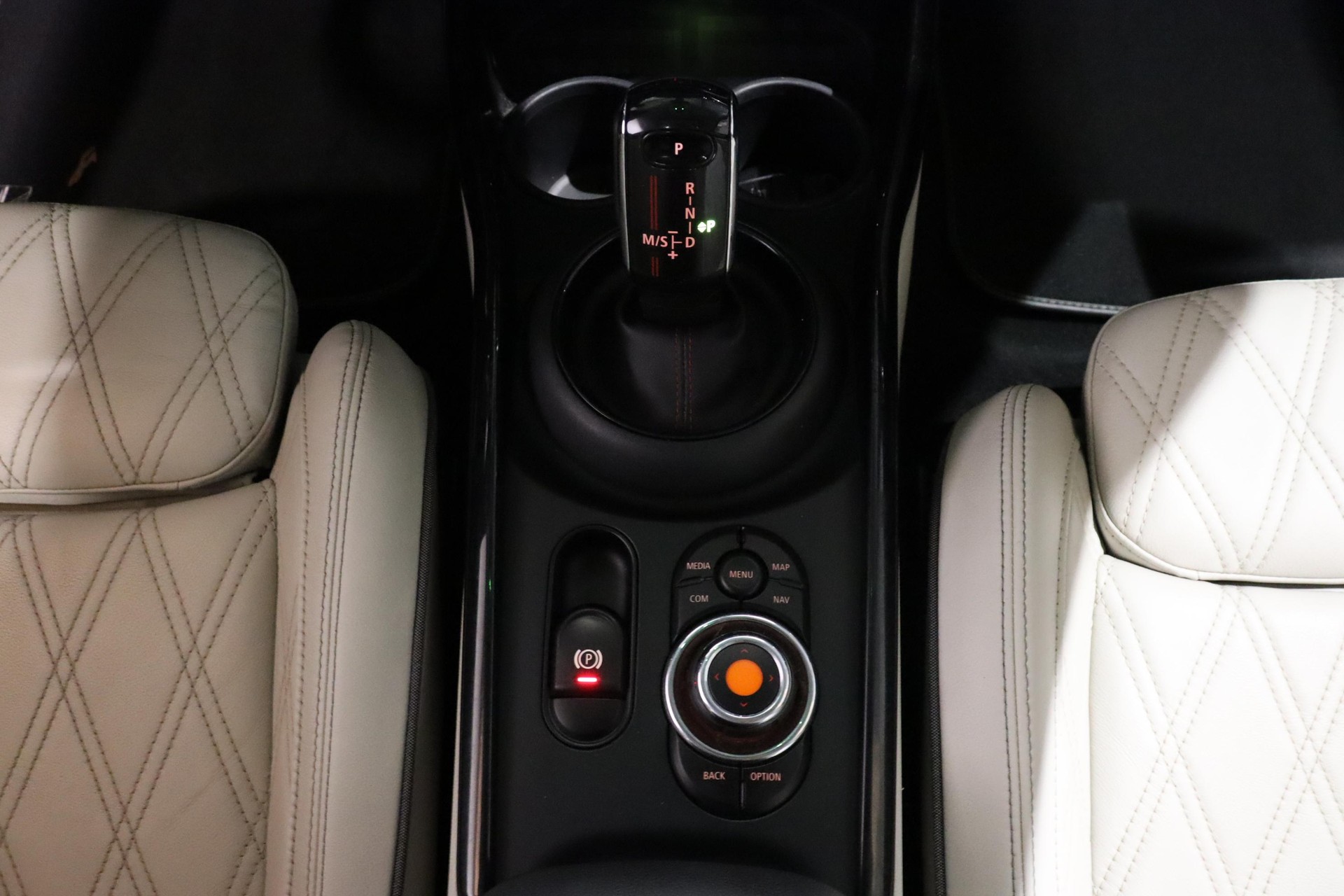 MINI Clubman F54 2.0i Cooper S SAG ALL4-image-9