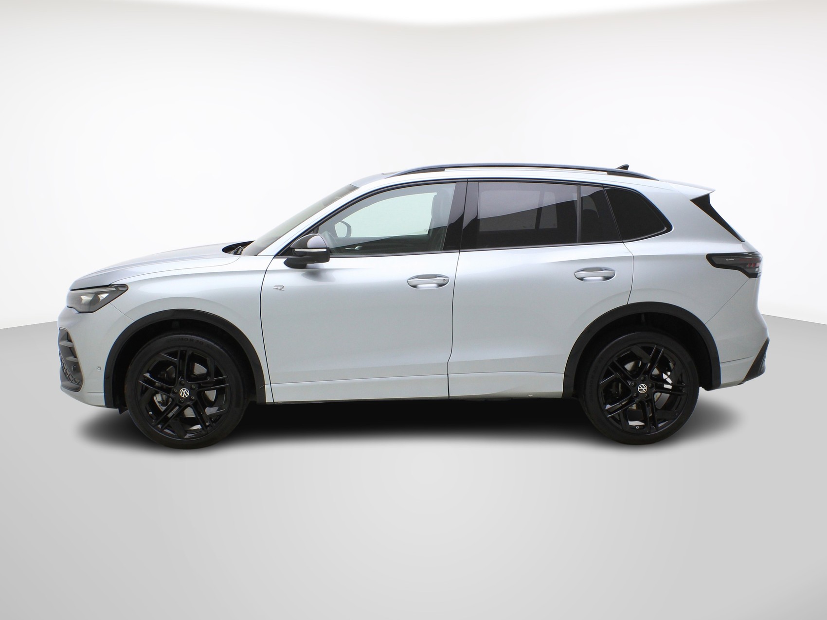 VW Tiguan 2.0 TSI DSG R-Line Black Style 4Motion-image-2