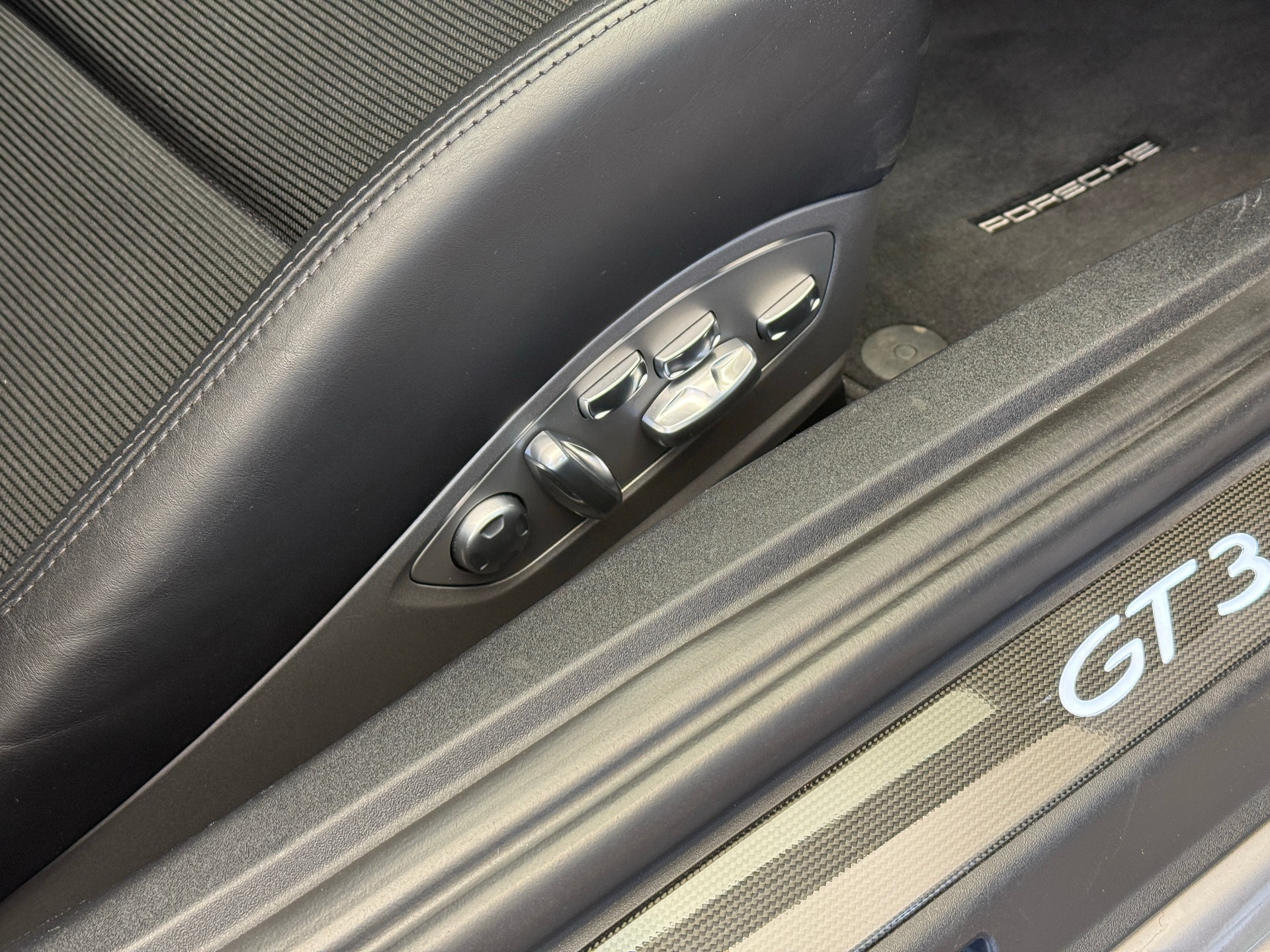 PORSCHE 911 GT3-image-17