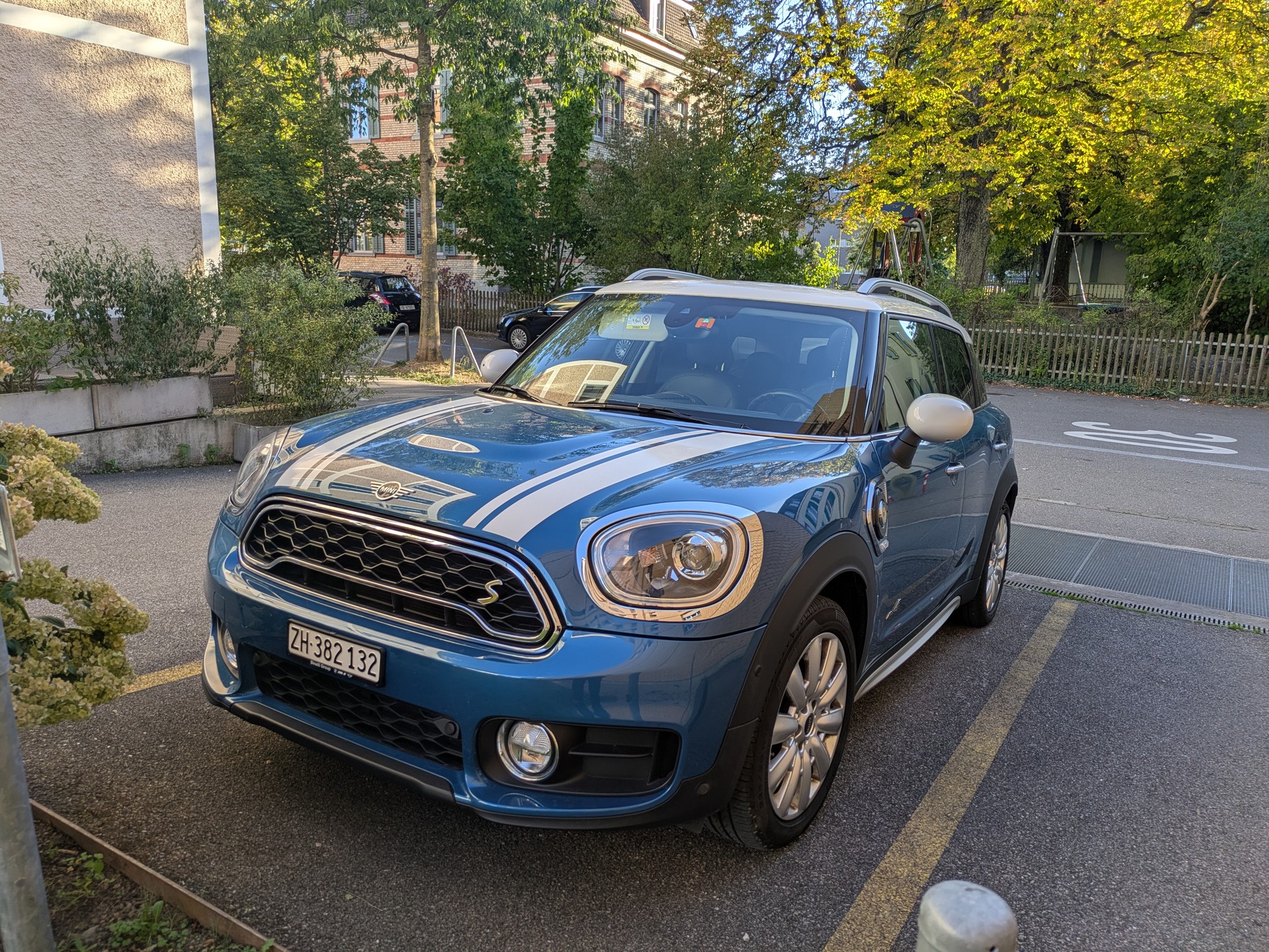 MINI 1.5i Cooper S E ALL4-image-2