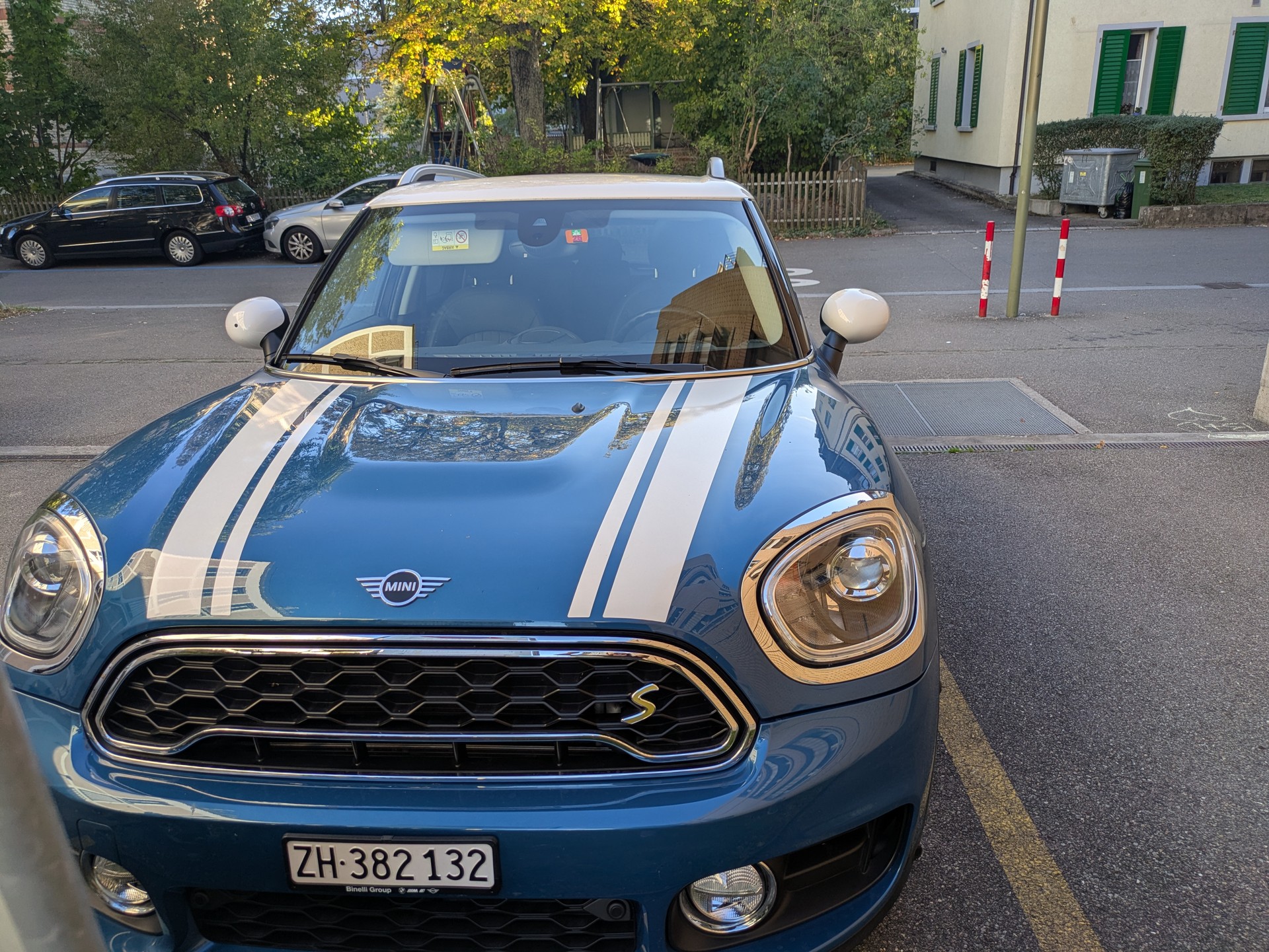 MINI 1.5i Cooper S E ALL4-image-1
