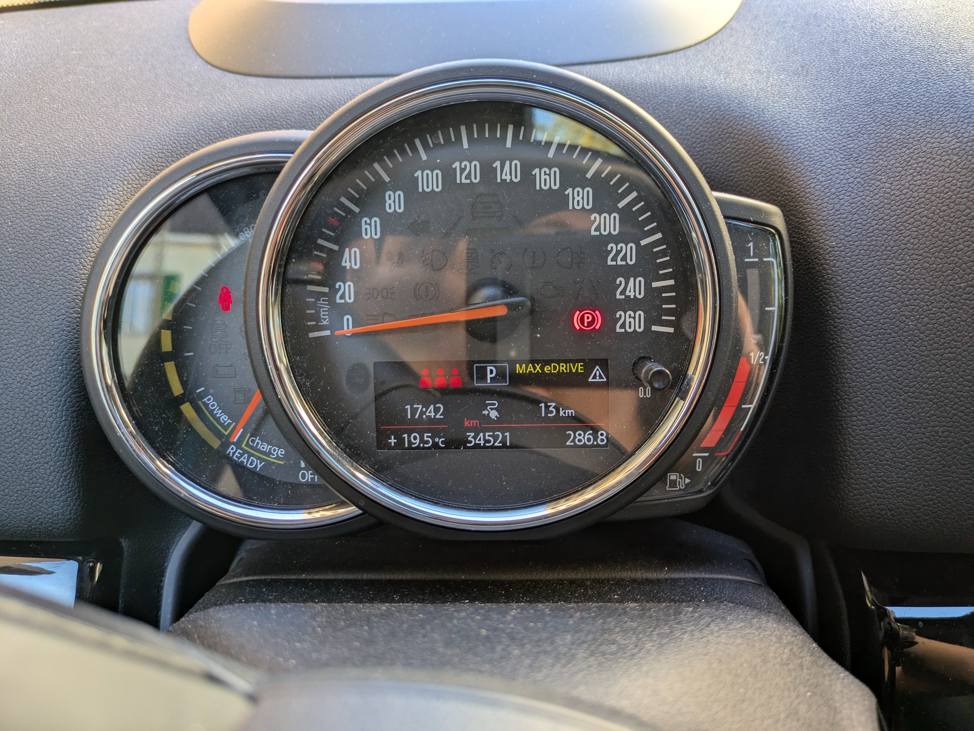 MINI 1.5i Cooper S E ALL4-image-4