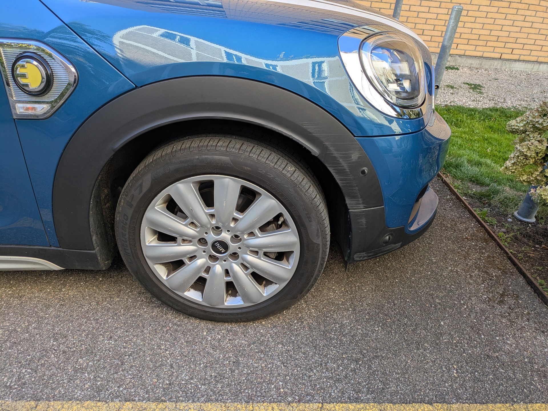 MINI 1.5i Cooper S E ALL4-image-3
