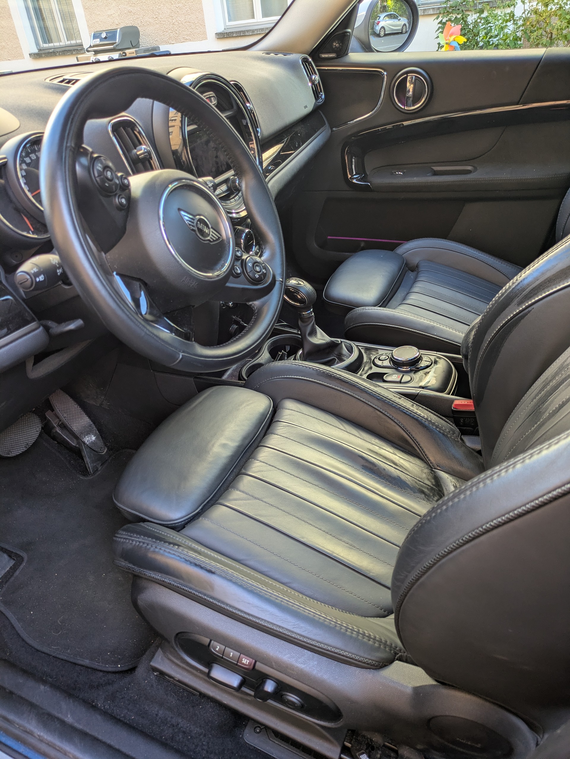 MINI 1.5i Cooper S E ALL4-image-5