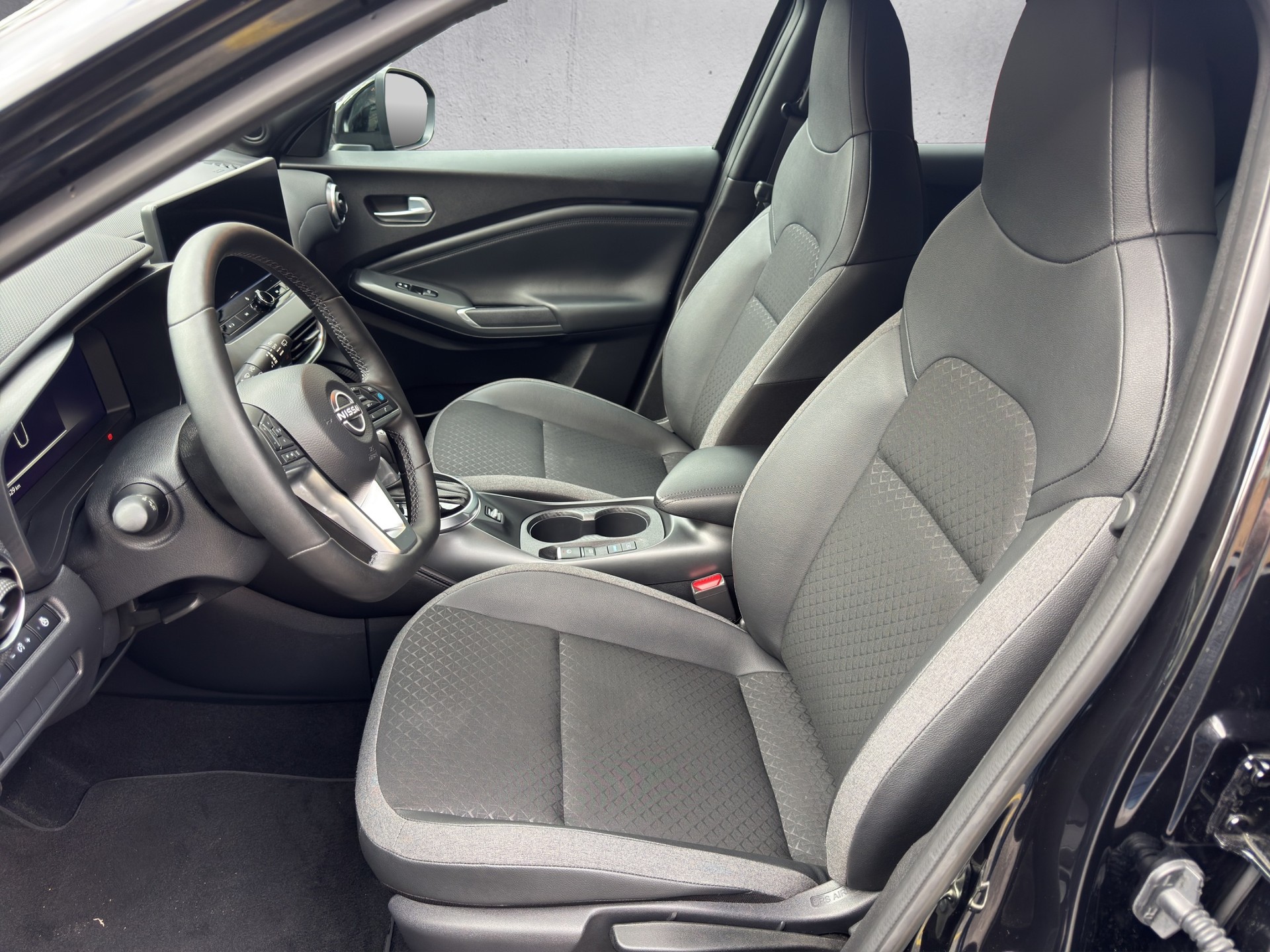 NISSAN Juke 1.6 FHEV N-Connecta-image-8