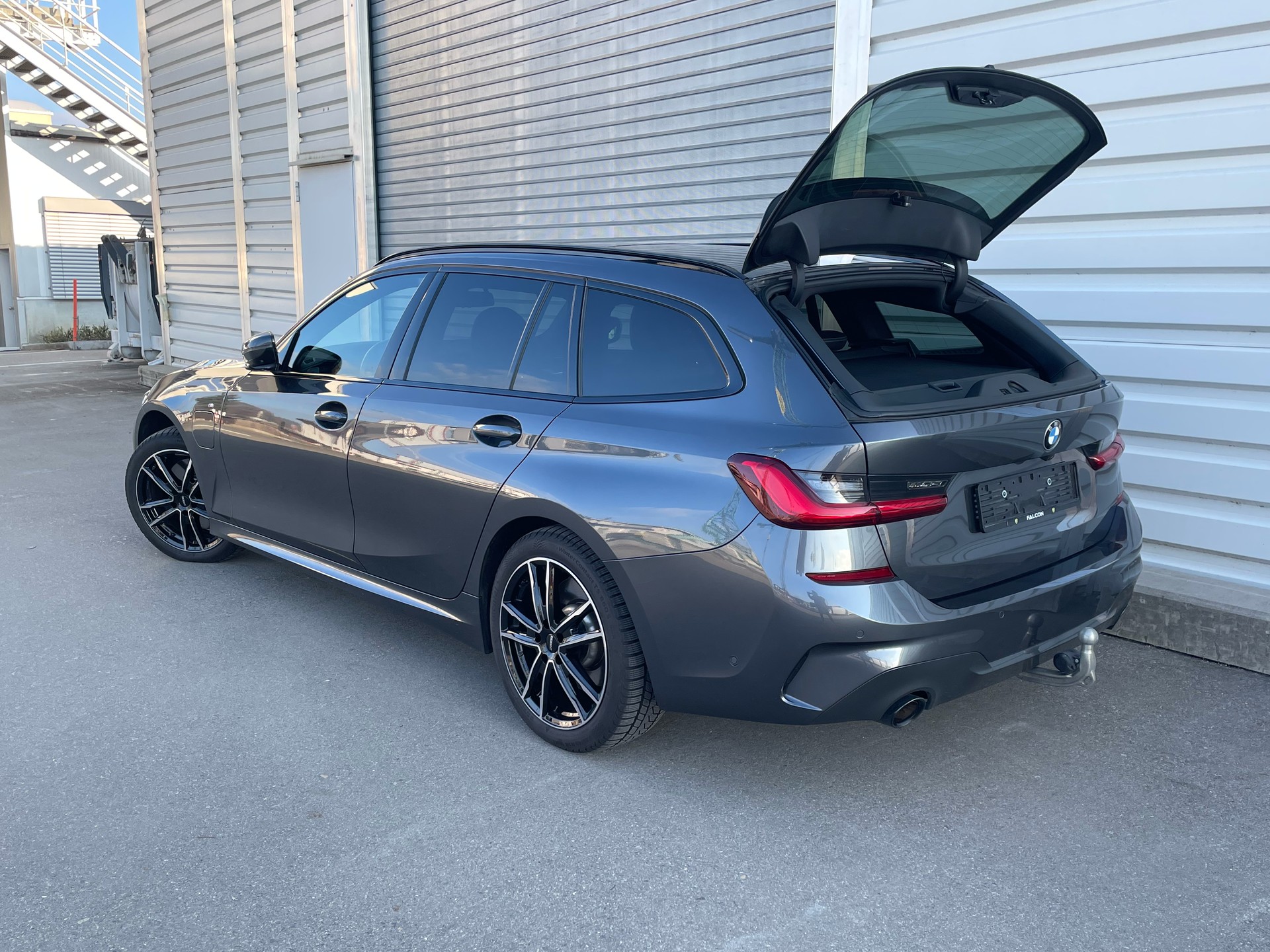 BMW 330e xDrive-image-1