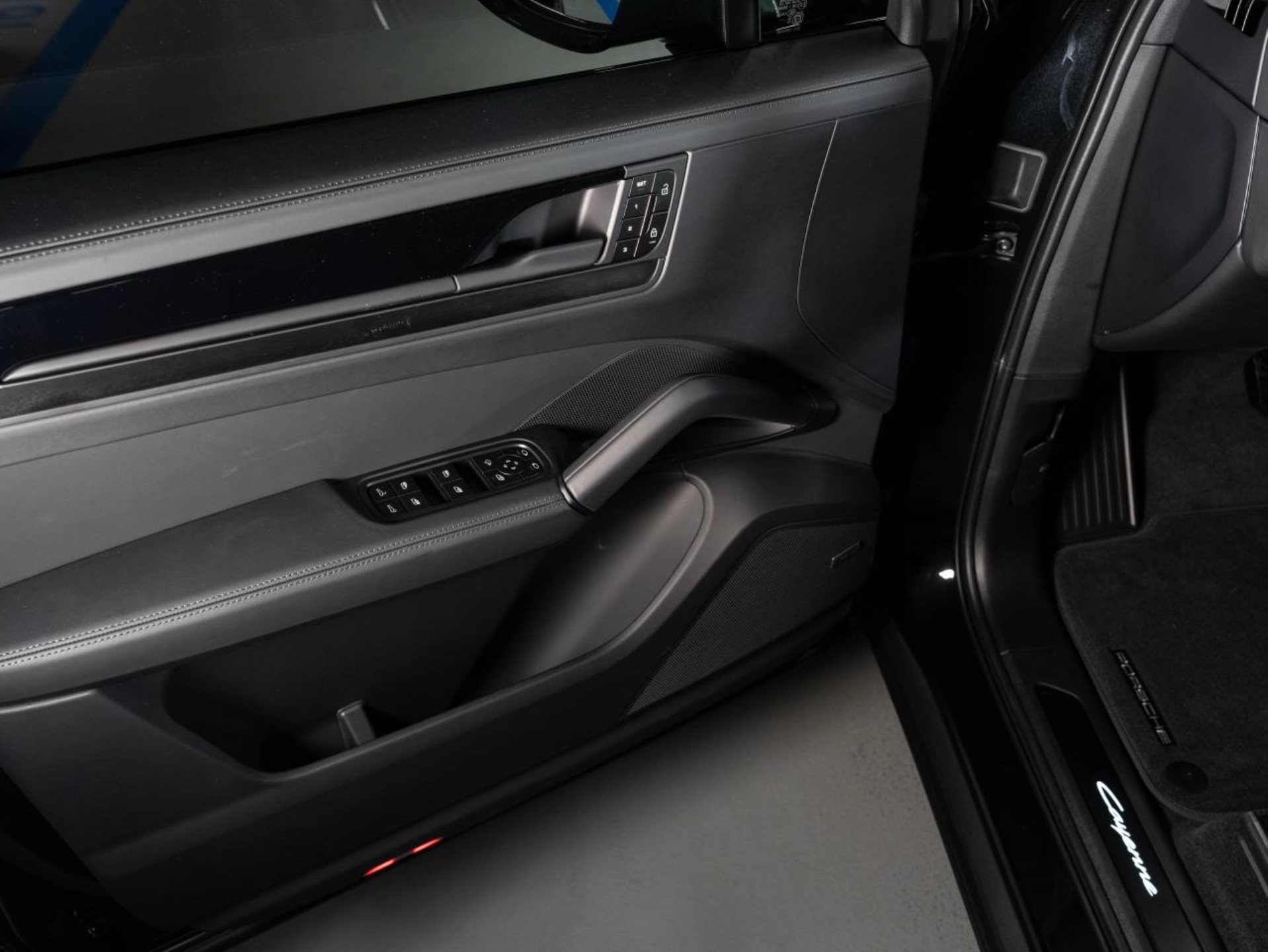PORSCHE Cayenne Coupé Black Edition-image-18