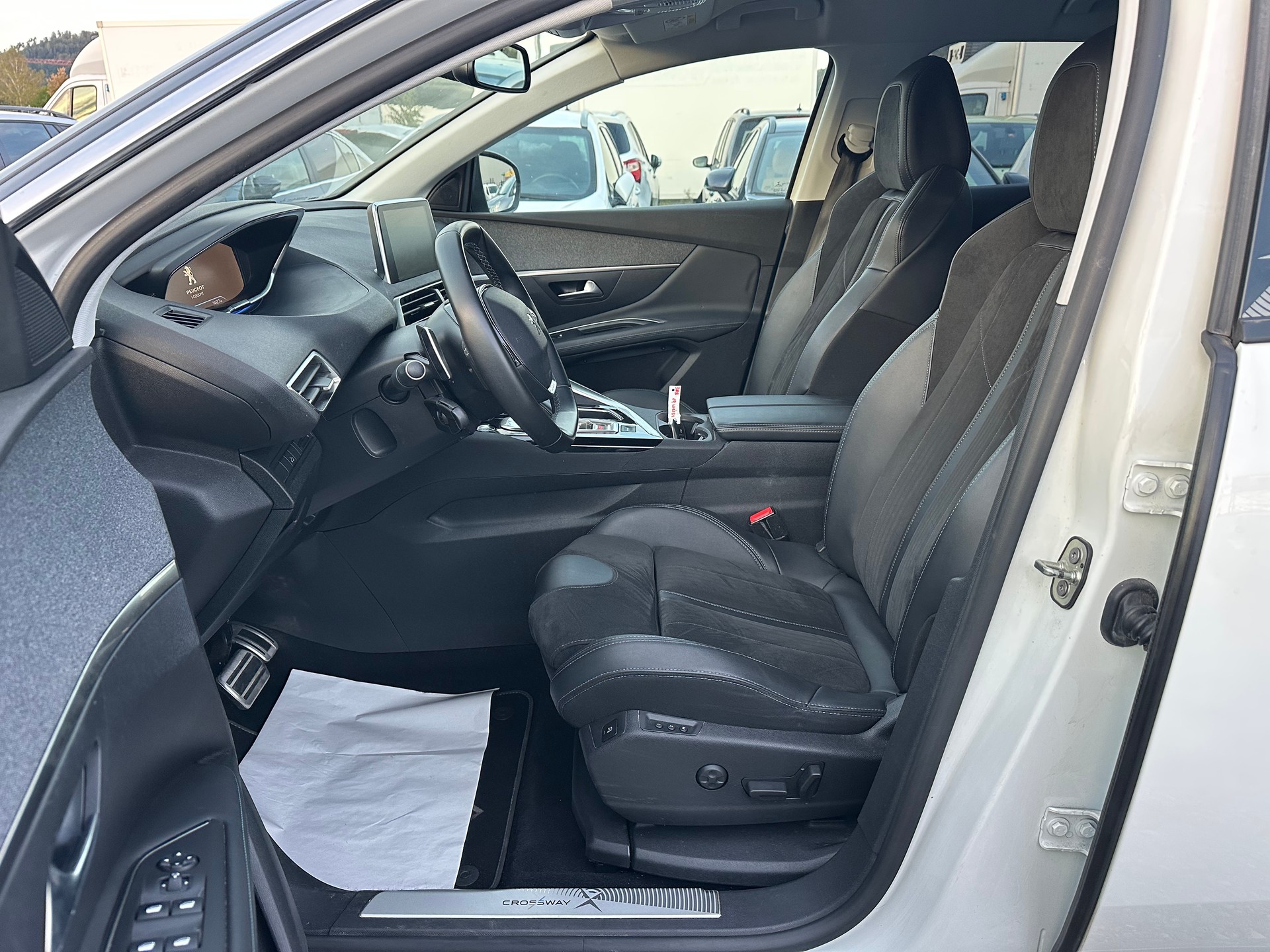 PEUGEOT 3008 1.2 PureTech Crossway EAT-image-8