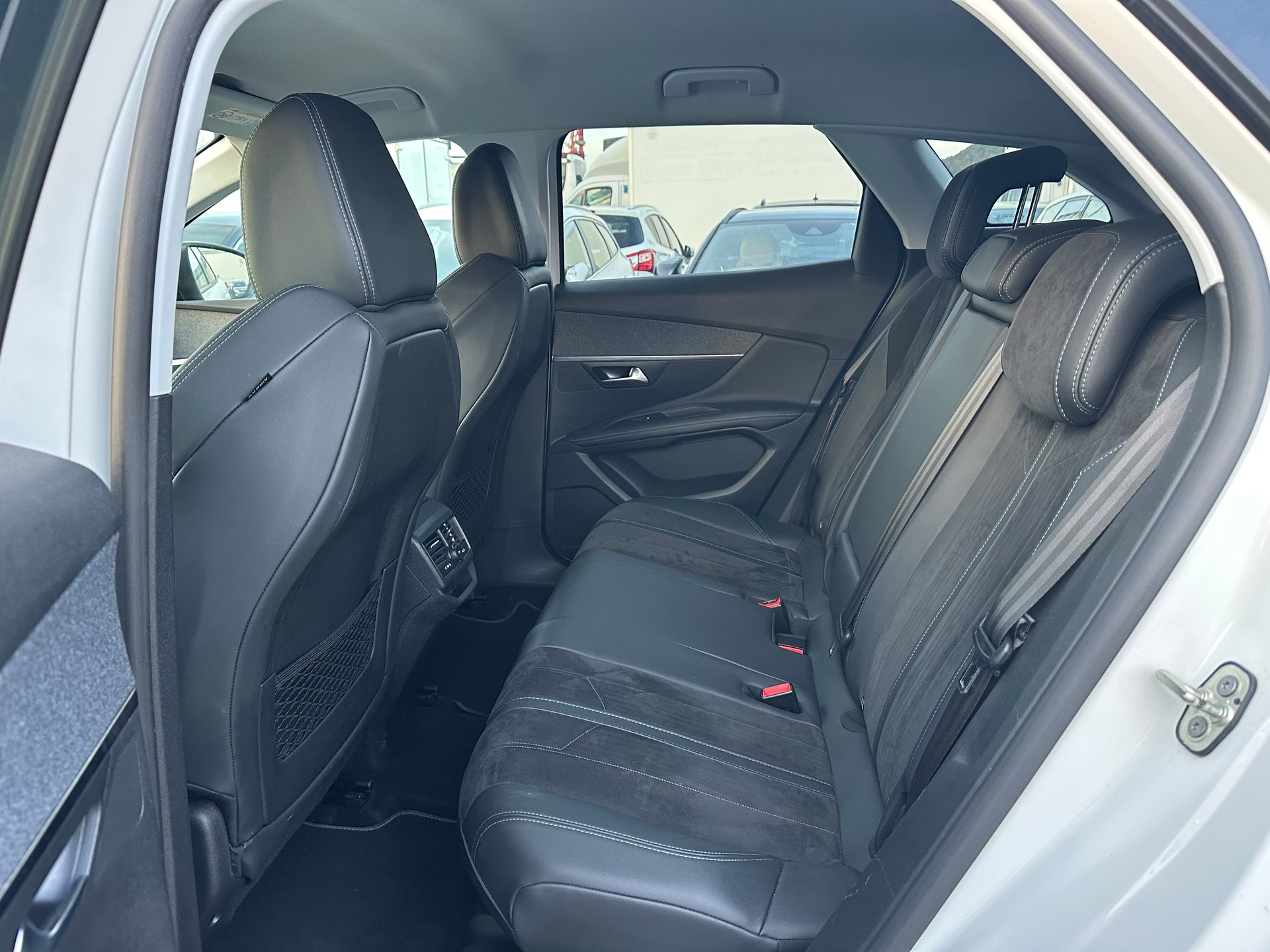 PEUGEOT 3008 1.2 PureTech Crossway EAT-image-11