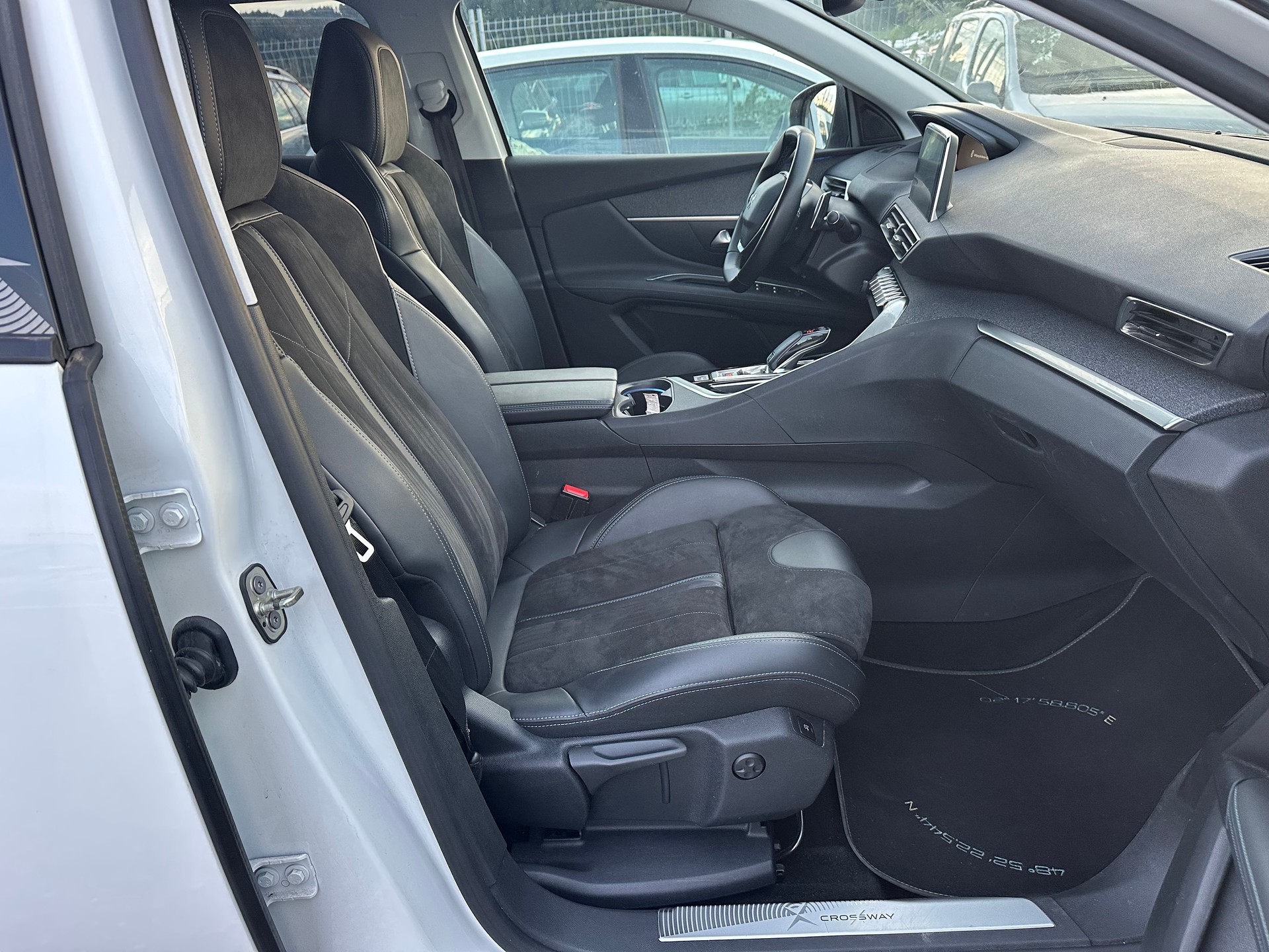 PEUGEOT 3008 1.2 PureTech Crossway EAT-image-12