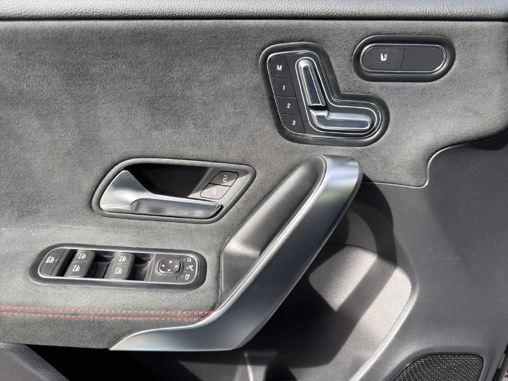 MERCEDES-BENZ A 250 AMG Line 4m-image-12