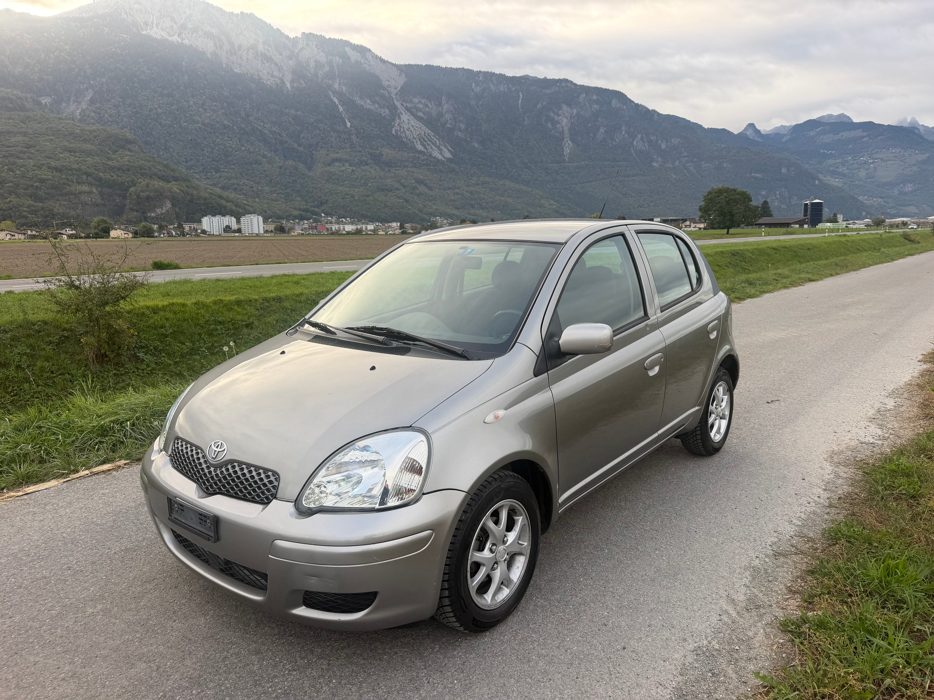 TOYOTA YARIS-image-2