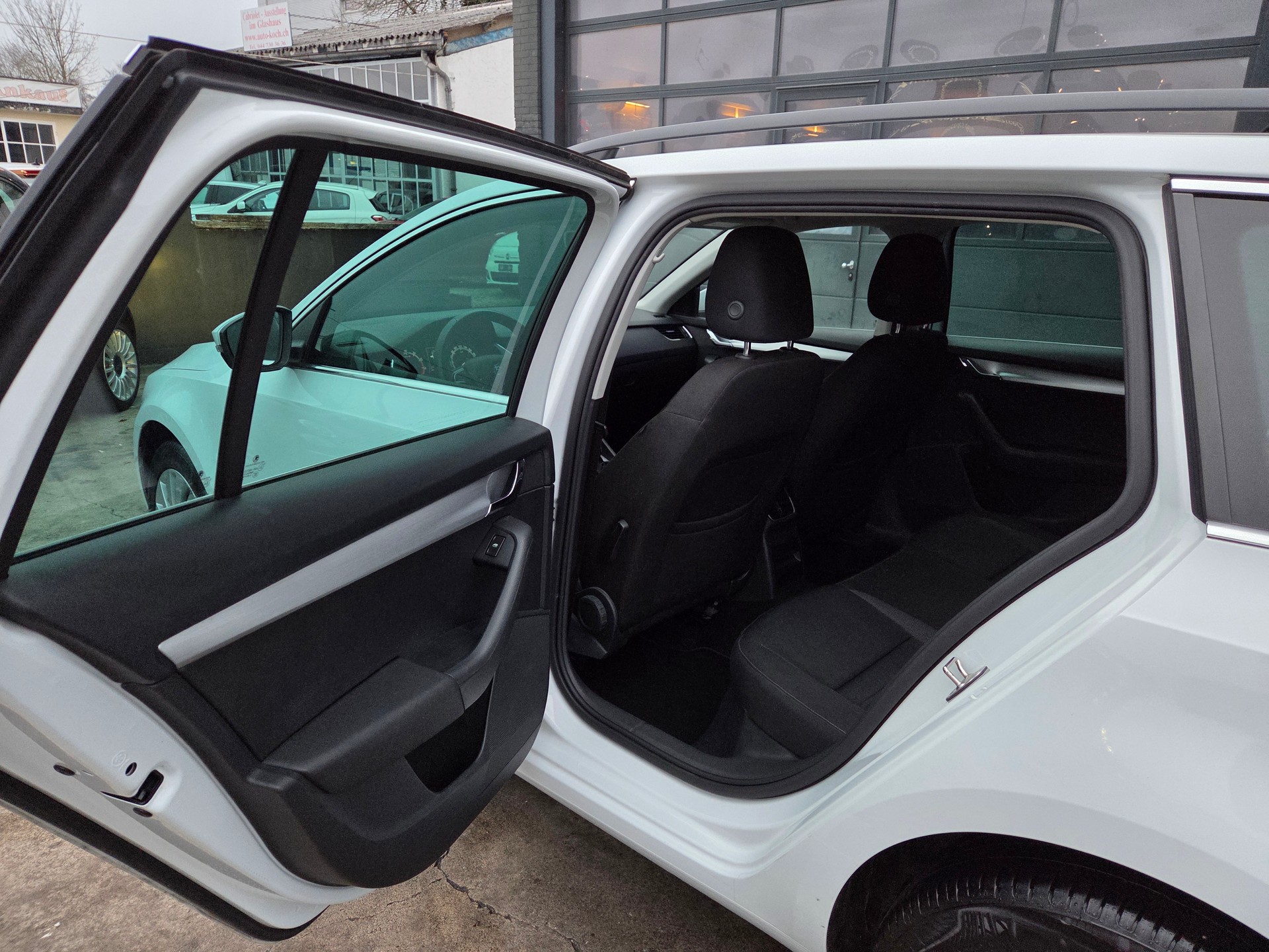 SKODA Octavia Combi 1.8 TSI Ambition 4x4 DSG-image-15