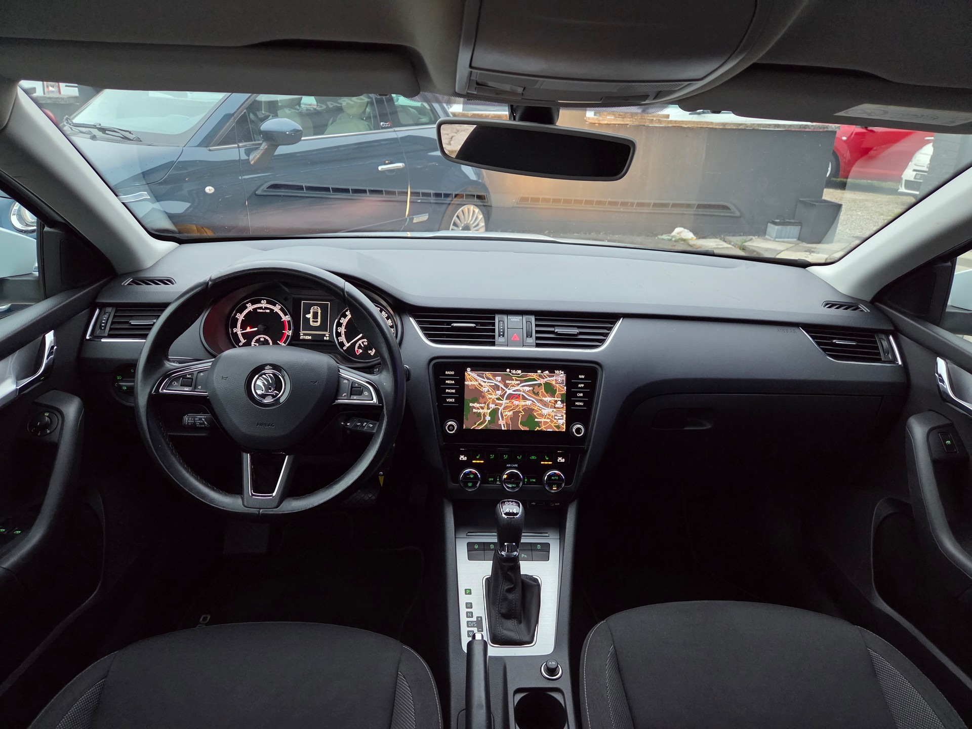 SKODA Octavia Combi 1.8 TSI Ambition 4x4 DSG-image-17