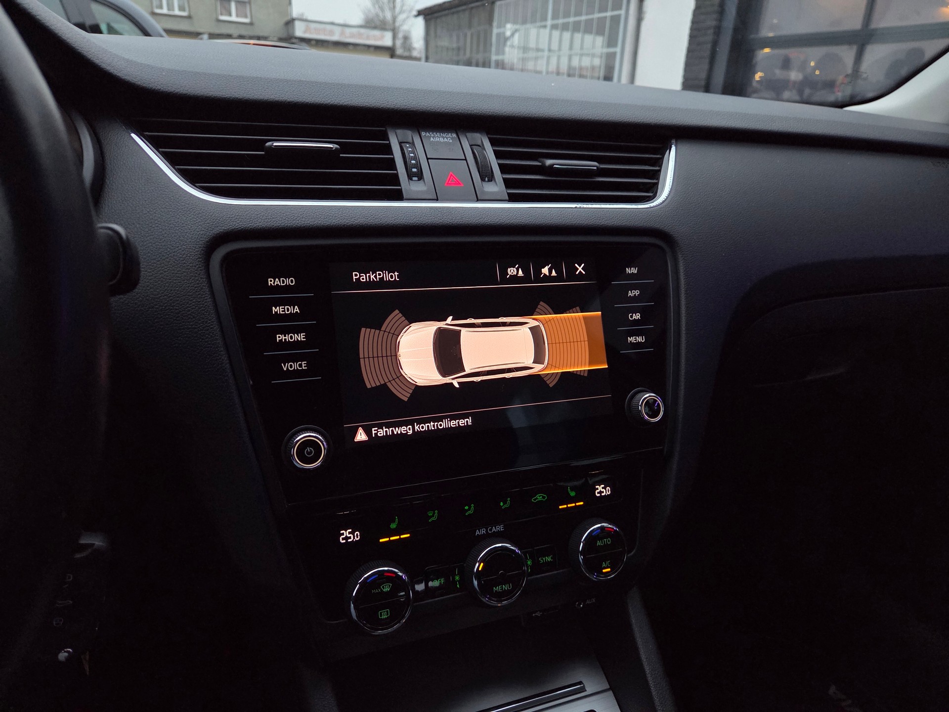 SKODA Octavia Combi 1.8 TSI Ambition 4x4 DSG-image-19