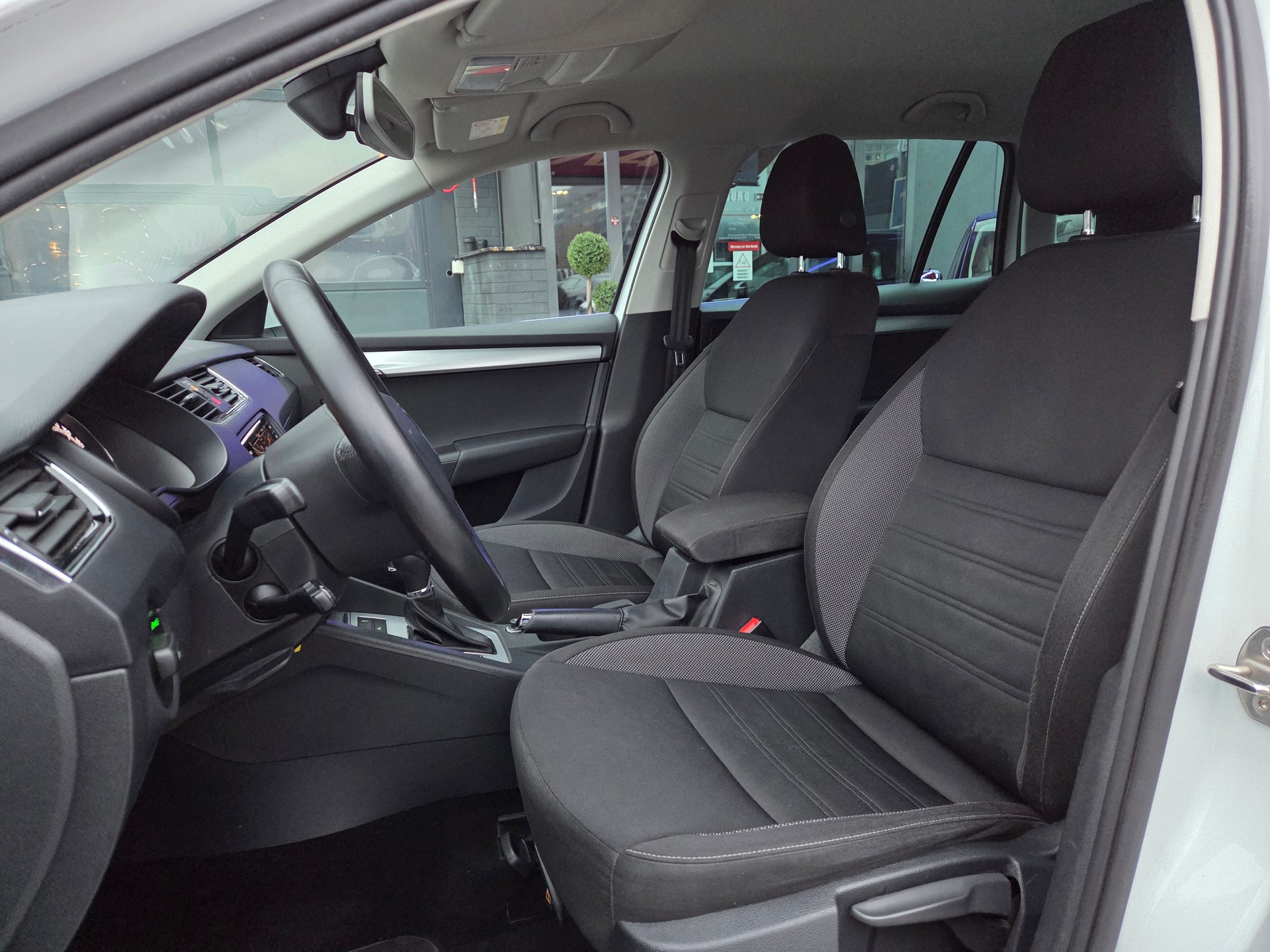 SKODA Octavia Combi 1.8 TSI Ambition 4x4 DSG-image-14
