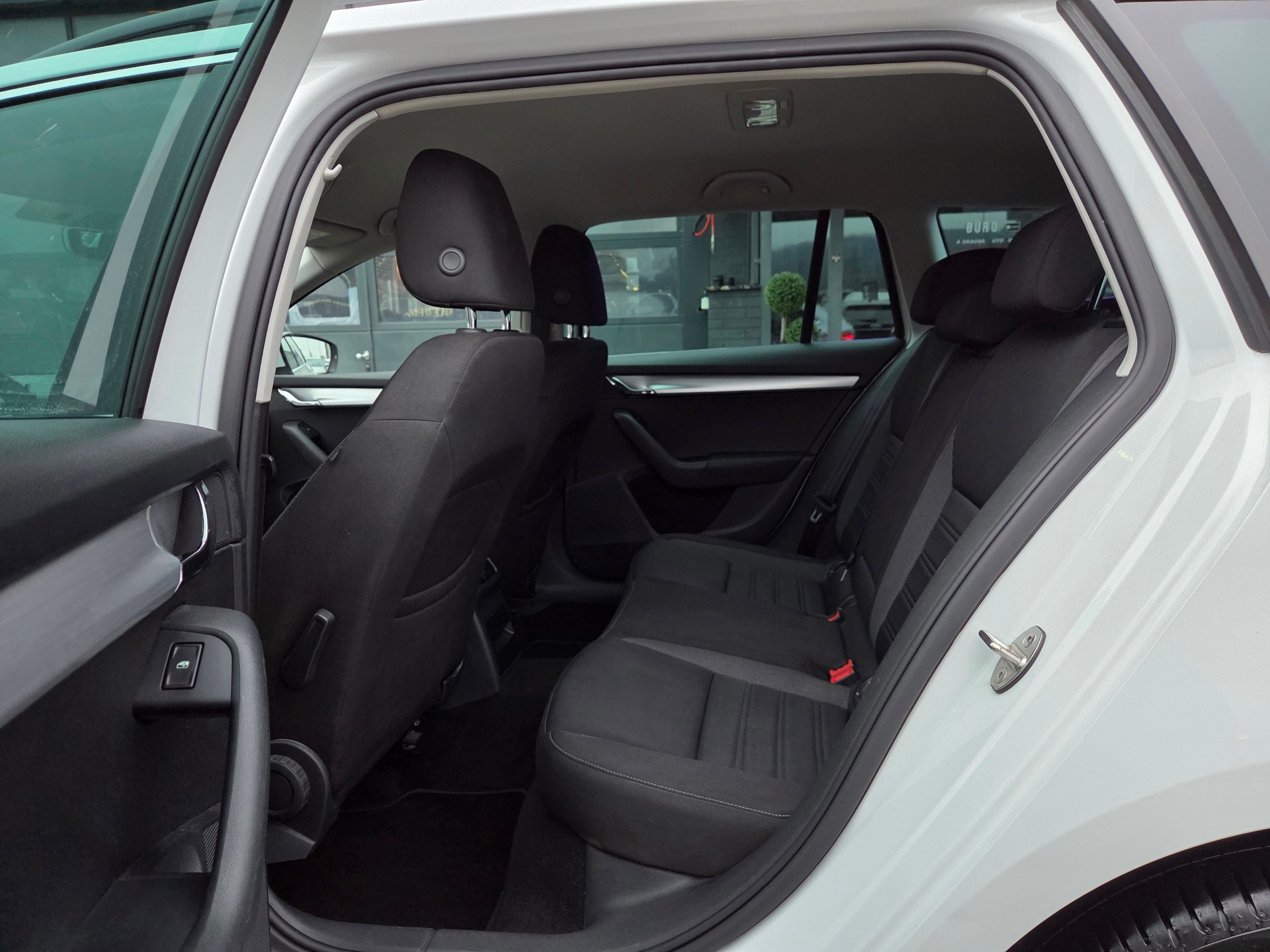 SKODA Octavia Combi 1.8 TSI Ambition 4x4 DSG-image-16