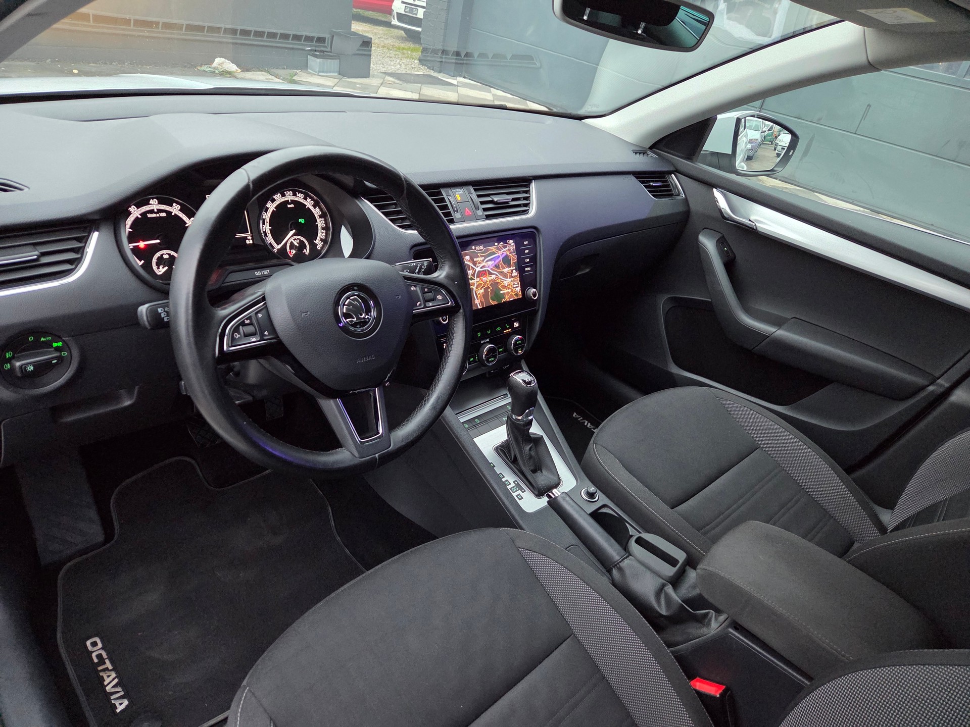SKODA Octavia Combi 1.8 TSI Ambition 4x4 DSG-image-13
