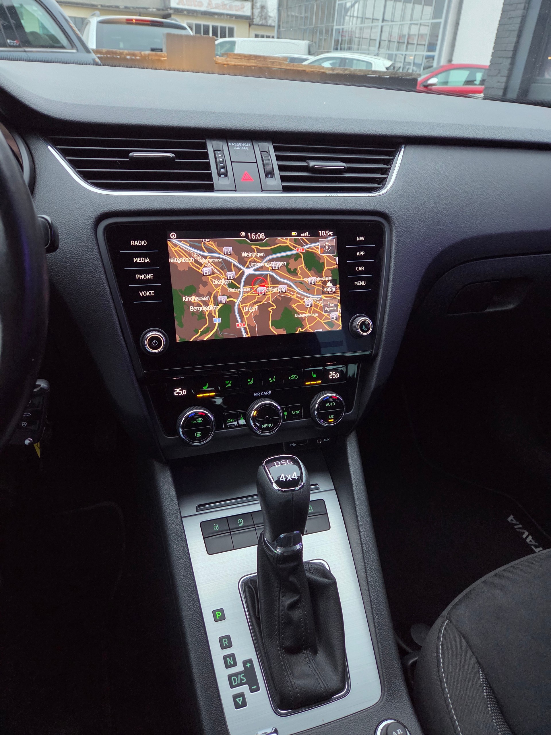SKODA Octavia Combi 1.8 TSI Ambition 4x4 DSG-image-18