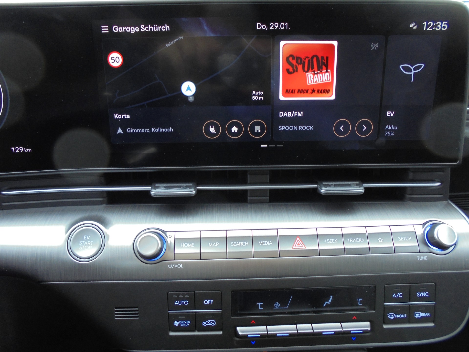 HYUNDAI Kona EV 65.4 kWh Amplia-image-7