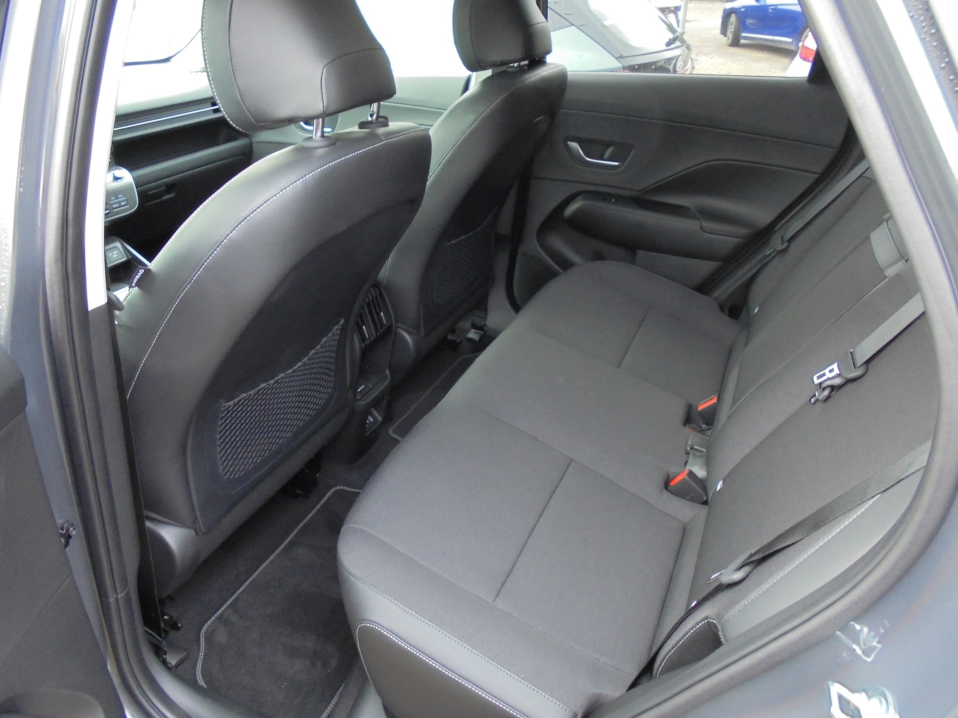 HYUNDAI Kona EV 65.4 kWh Amplia-image-13