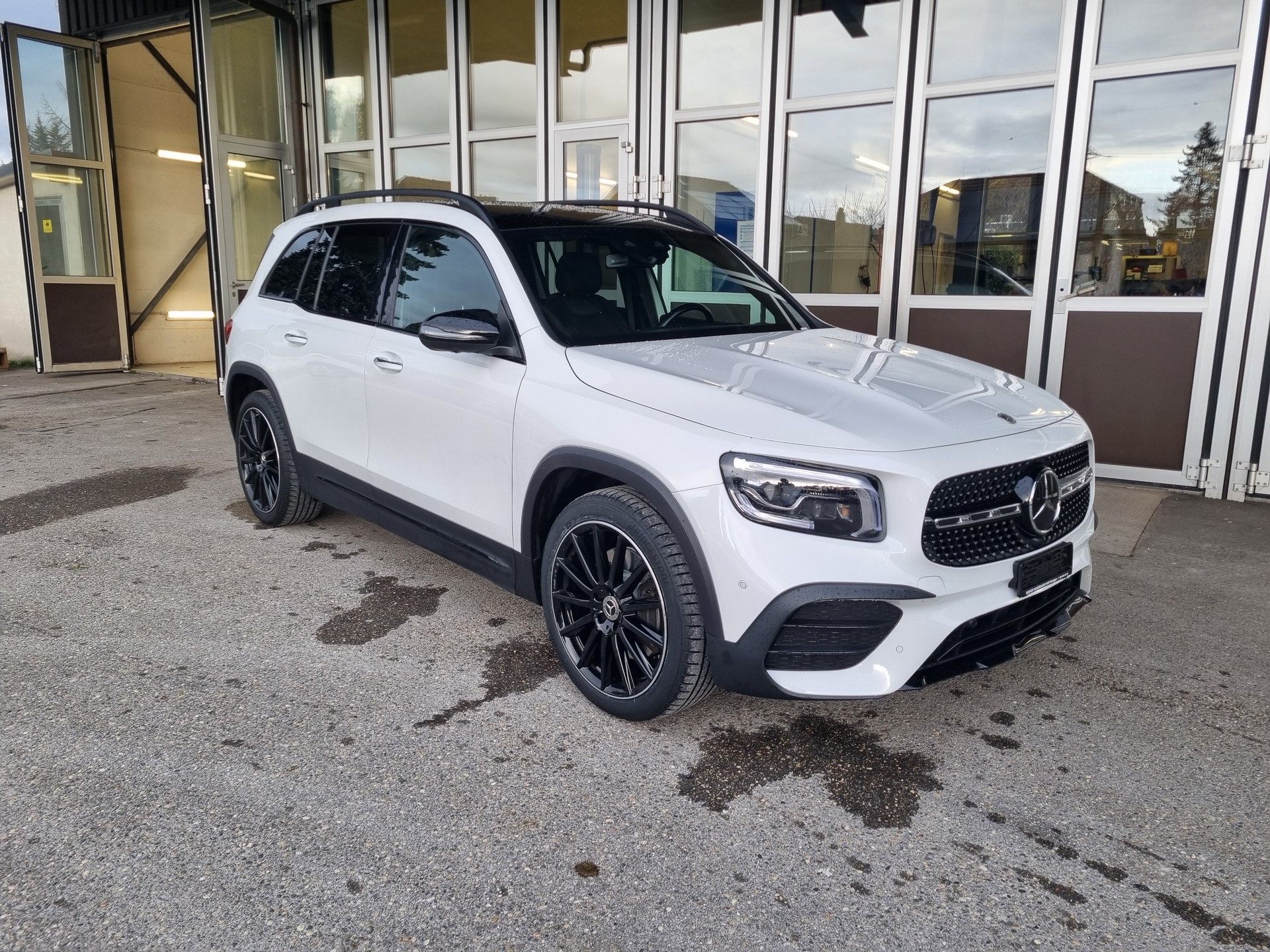 MERCEDES-BENZ GLB 250 4Matic AMG Line 8G-Tronic-showroom-element-1