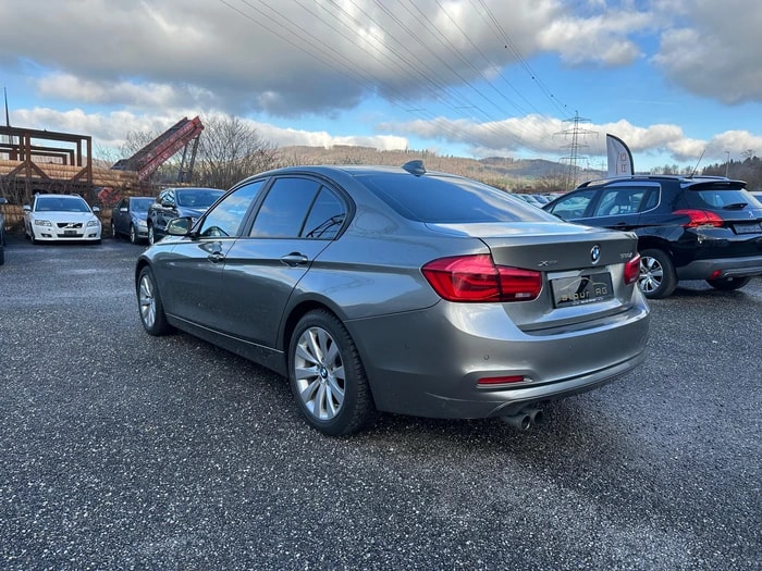 BMW 330i xDrive Sport Line Steptronic-image-2
