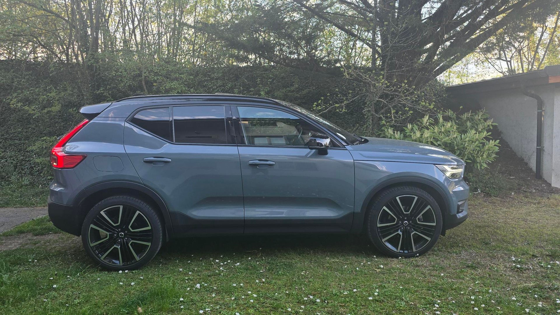 VOLVO XC40 B5 Benzin Mild Hybrid AWD R-Design Geartronic-image-2