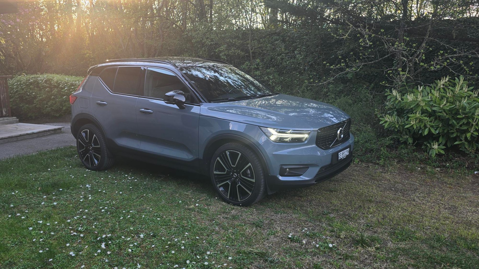VOLVO XC40 B5 Benzin Mild Hybrid AWD R-Design Geartronic-image-3