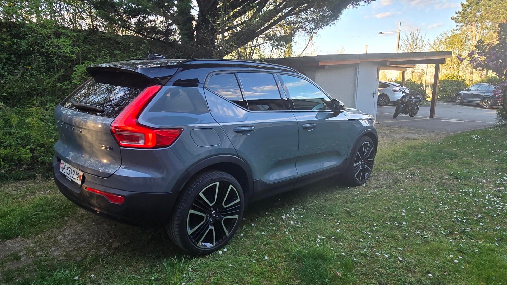 VOLVO XC40 B5 Benzin Mild Hybrid AWD R-Design Geartronic-image-1