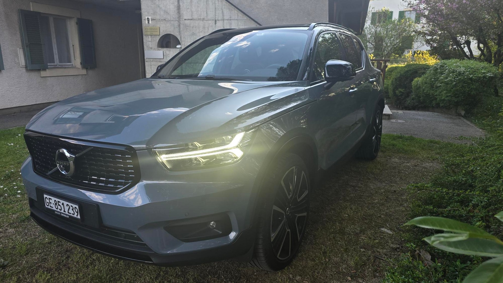 VOLVO XC40 B5 Benzin Mild Hybrid AWD R-Design Geartronic-image-0