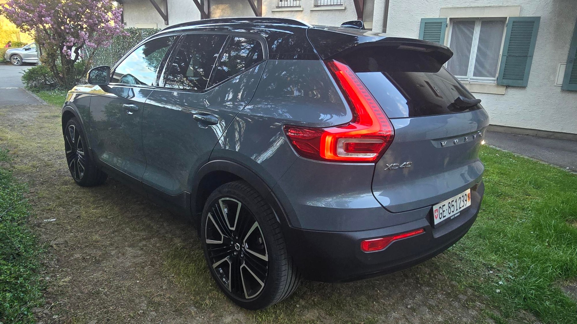 VOLVO XC40 B5 Benzin Mild Hybrid AWD R-Design Geartronic-image-6