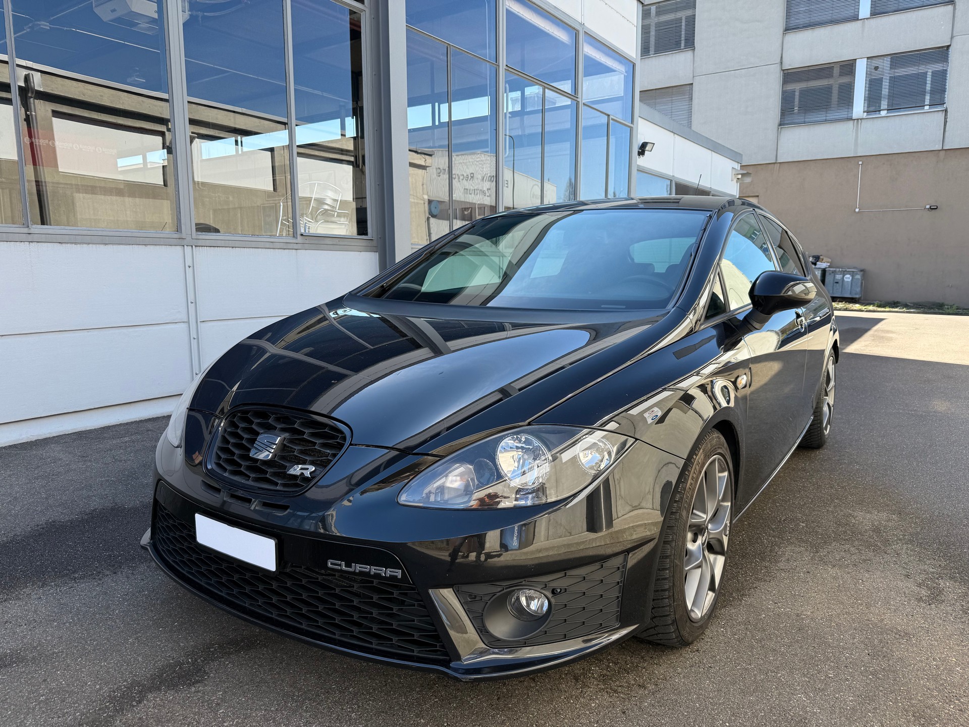 SEAT Leon 2.0 TSI Cupra R Advantage *Frisch ab MFK *Tempomat *(17" BBS+ 19" originale Cupra) *Lederausstattung *2 Schlüssel-image-0