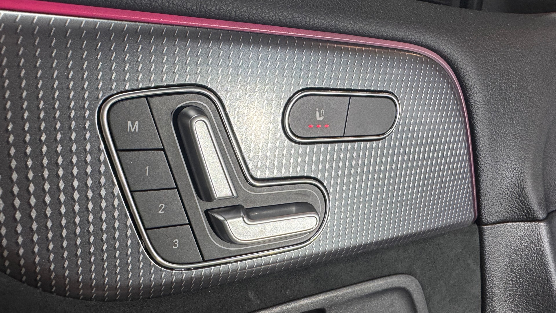 MERCEDES-BENZ EQB 350 AMG Line 4Matic / Wärmepumpe-image-13