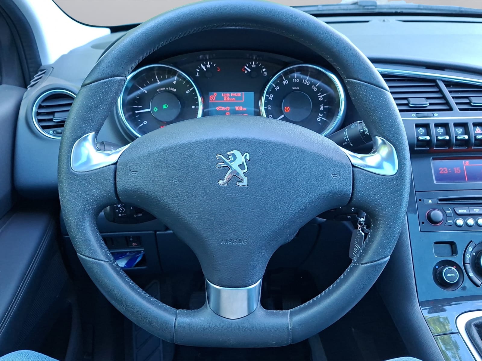 PEUGEOT 3008 1.6 16V T Platinum-image-12