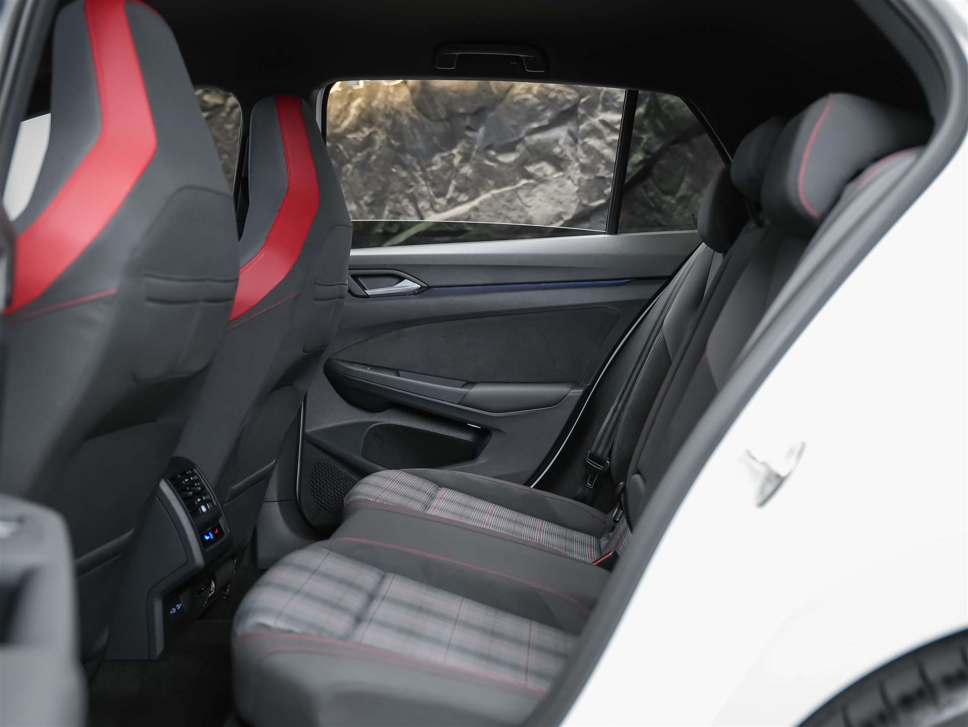 VW Golf VIII 2.0 TSI GTI DSG *Lenkrad Heizung*Sitzheizung*Rückfahrkamera*-image-12