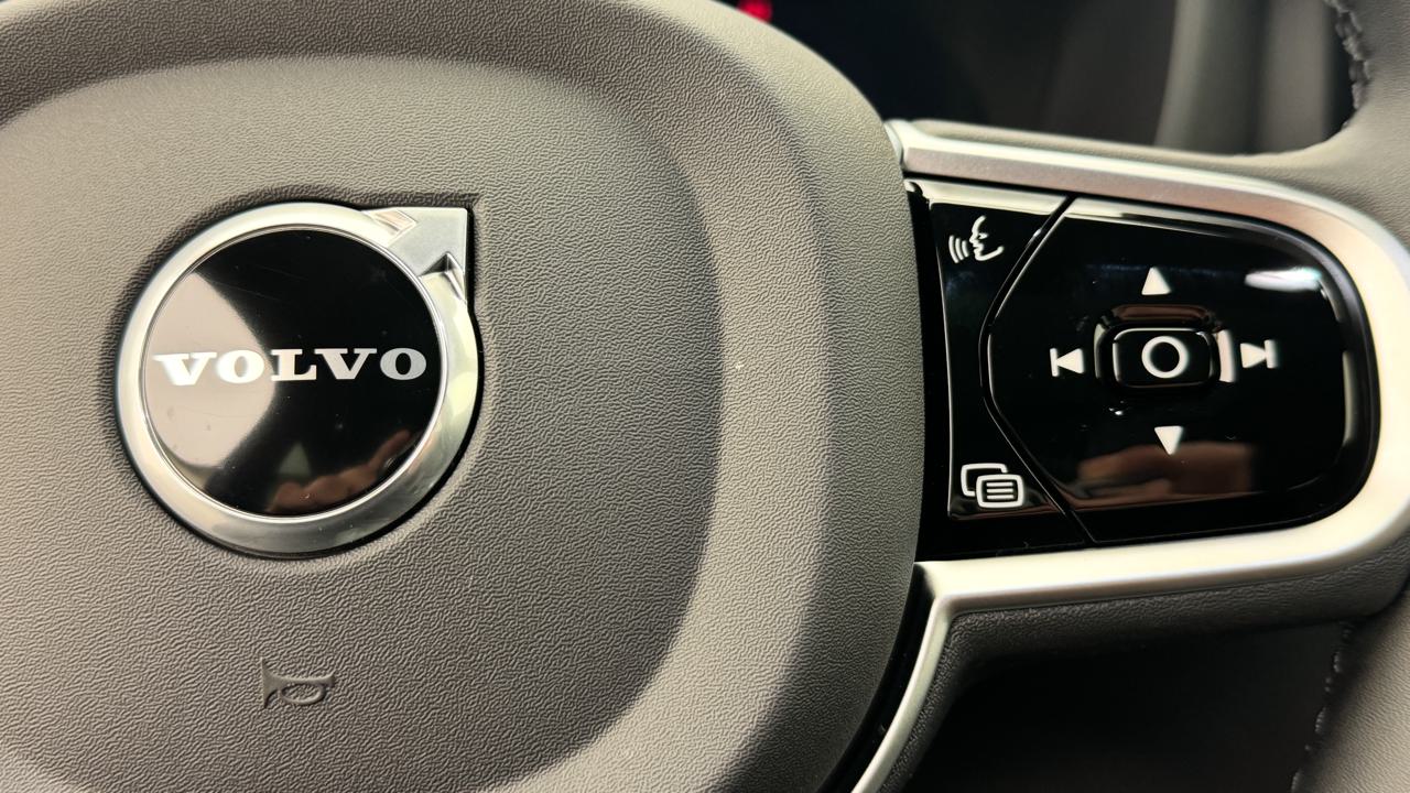 VOLVO XC60 B5 Benzin Mild Hybrid AWD Black Edition Geartronic-image-9