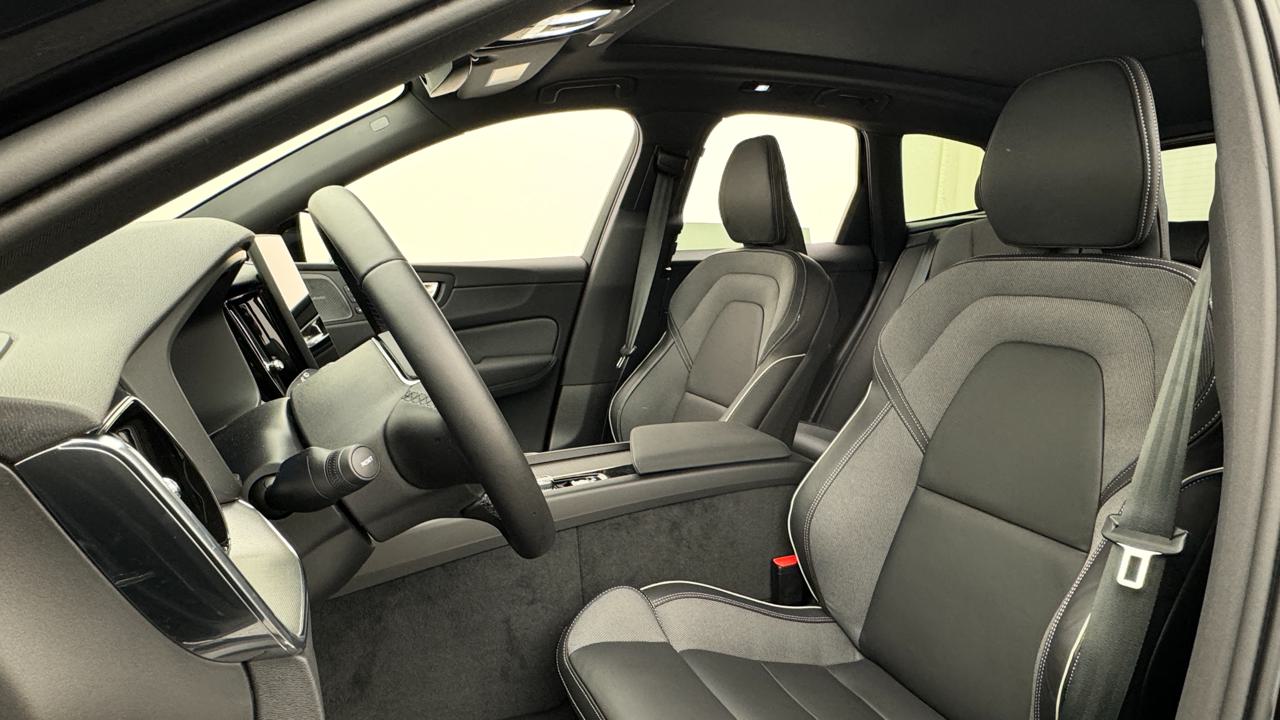 VOLVO XC60 B5 Benzin Mild Hybrid AWD Black Edition Geartronic-image-4