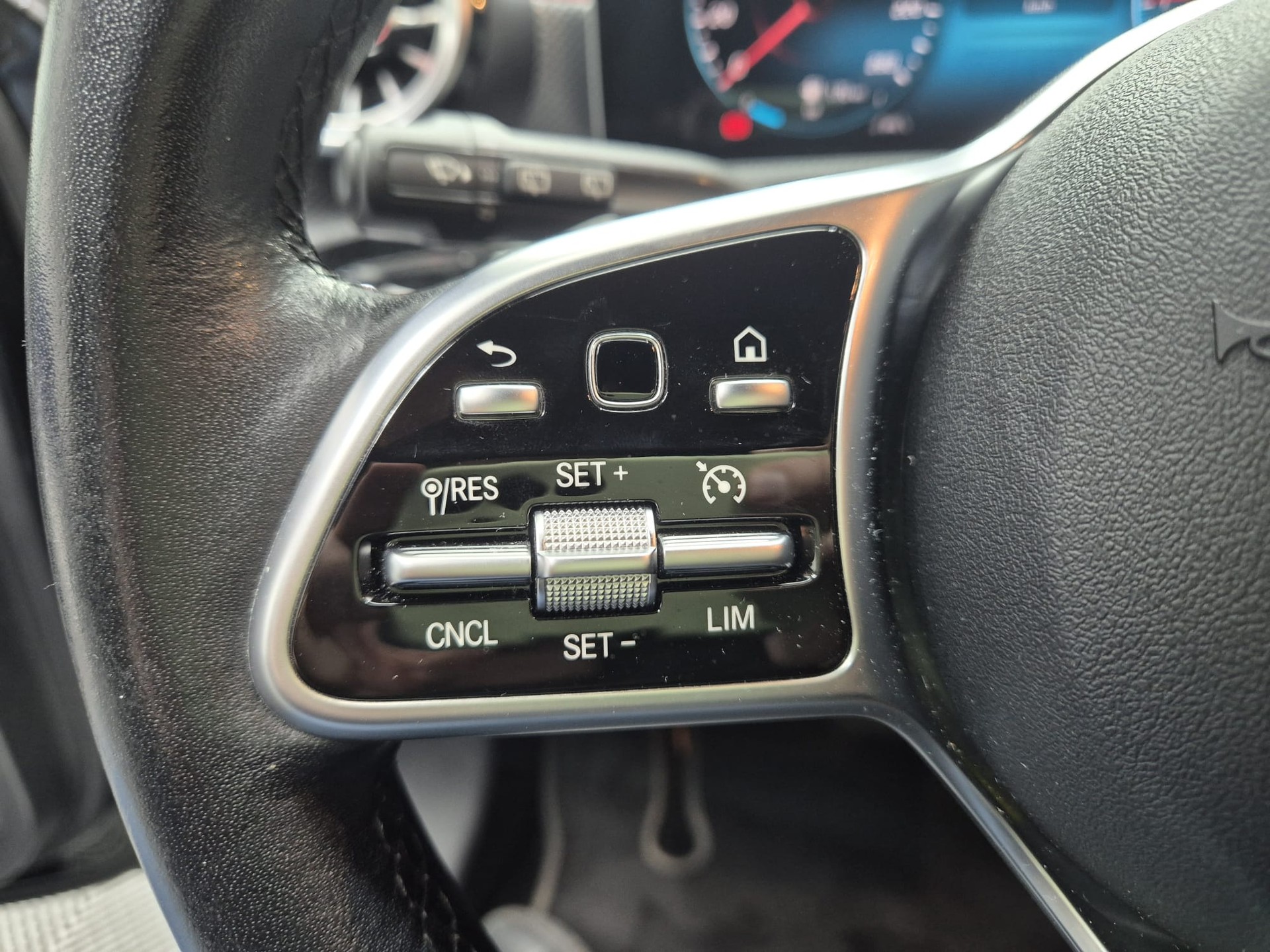 MERCEDES-BENZ A 180 Style 7G-DCT-image-17