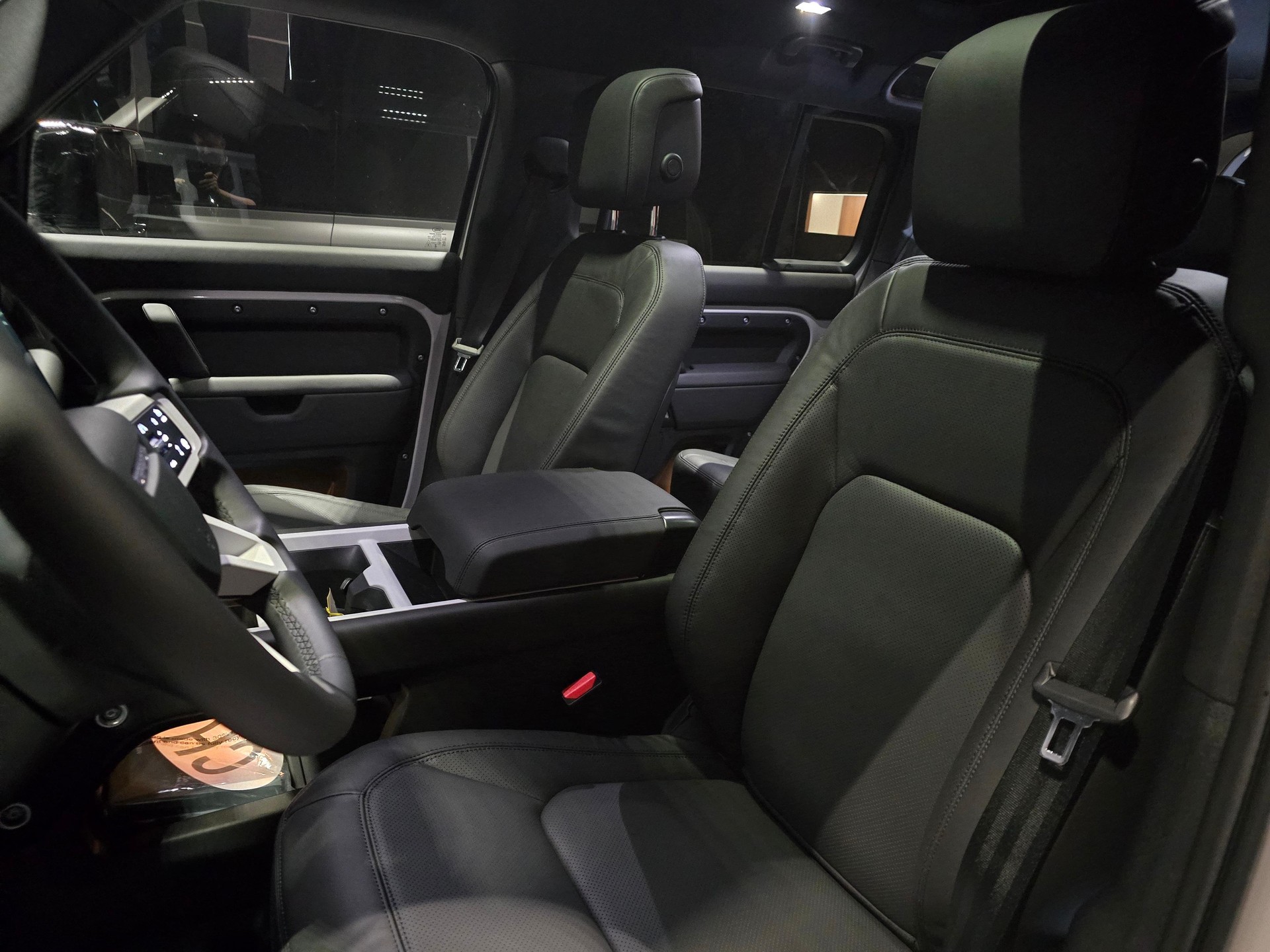 LAND ROVER Defender 110 3.0 D I6 350 X-Dynamic HSE-image-6