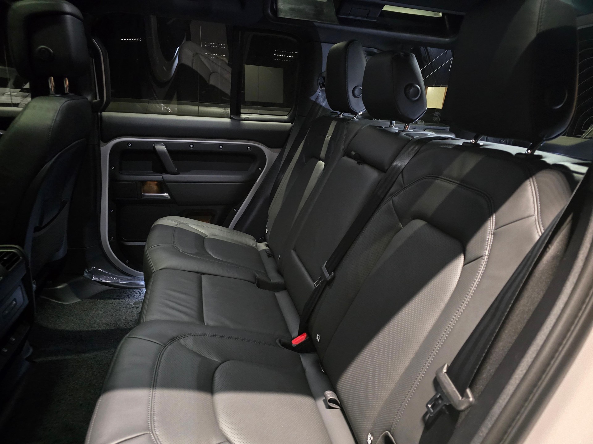 LAND ROVER Defender 110 3.0 D I6 350 X-Dynamic HSE-image-5